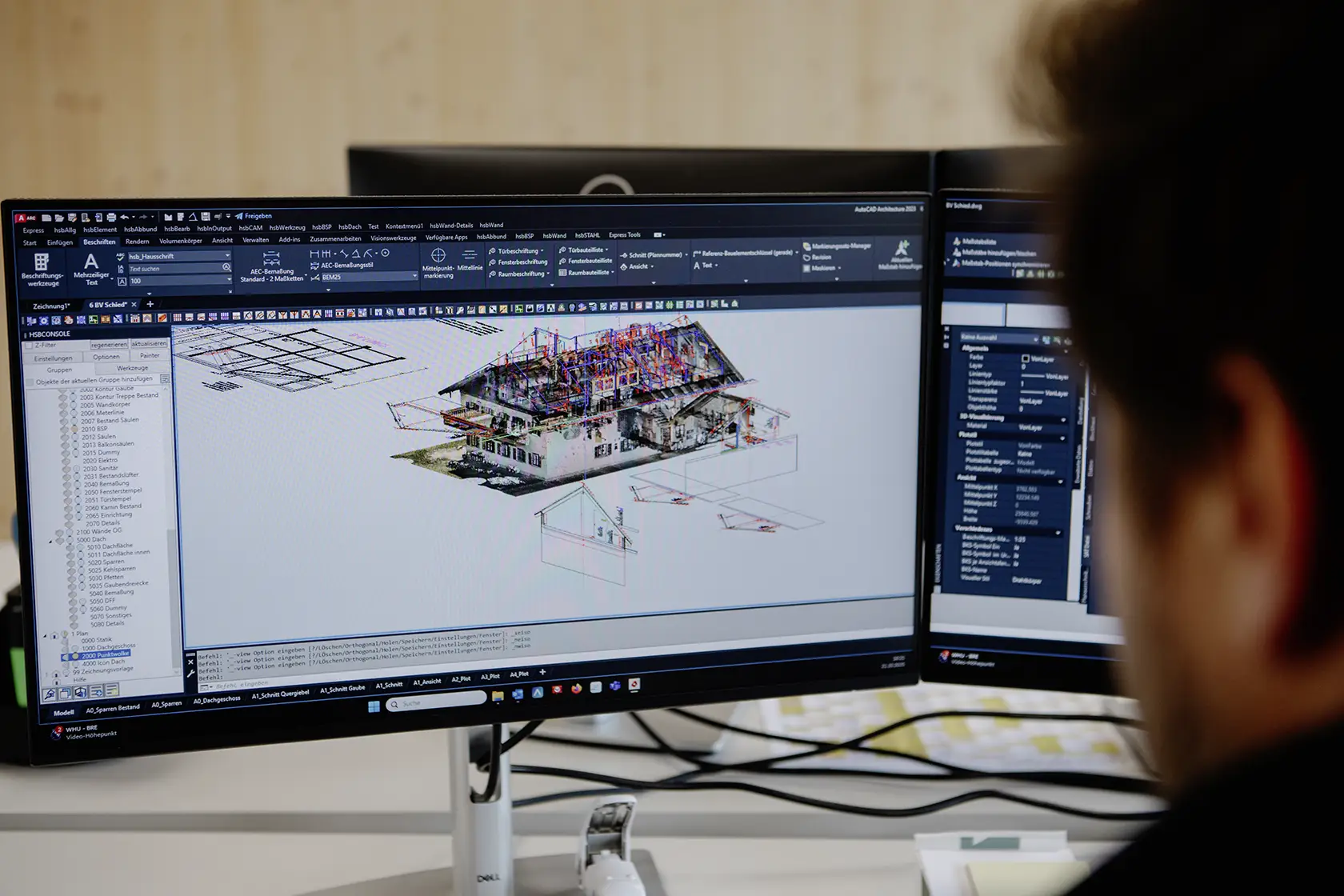 Computerbildschirm mit einer 3D-Architekturdesign-Software, die ein detailliertes Hausmodell anzeigt.