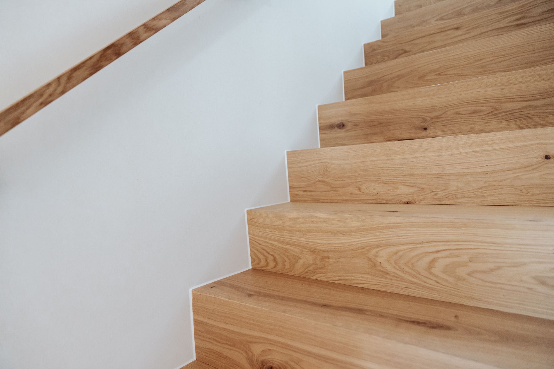 Verkleidete Betontreppe mit Parkettstufen aus Eiche.