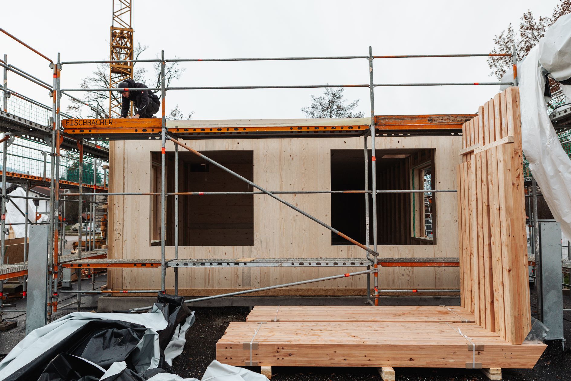 Fassade eines entstehenden Holzbaus aus Brettsperrholz auf der Baustelle des Strandbads Felden.