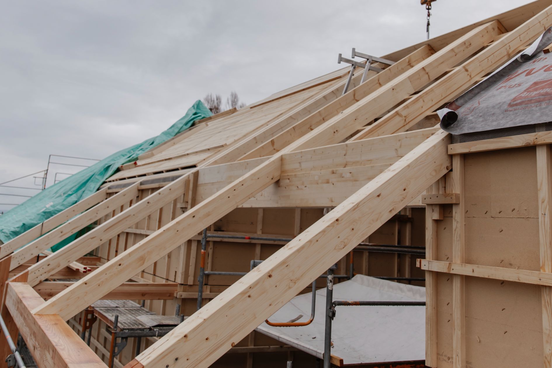 Dachkonstruktion aus Holz auf der Baustelle des Strandbads Felden.