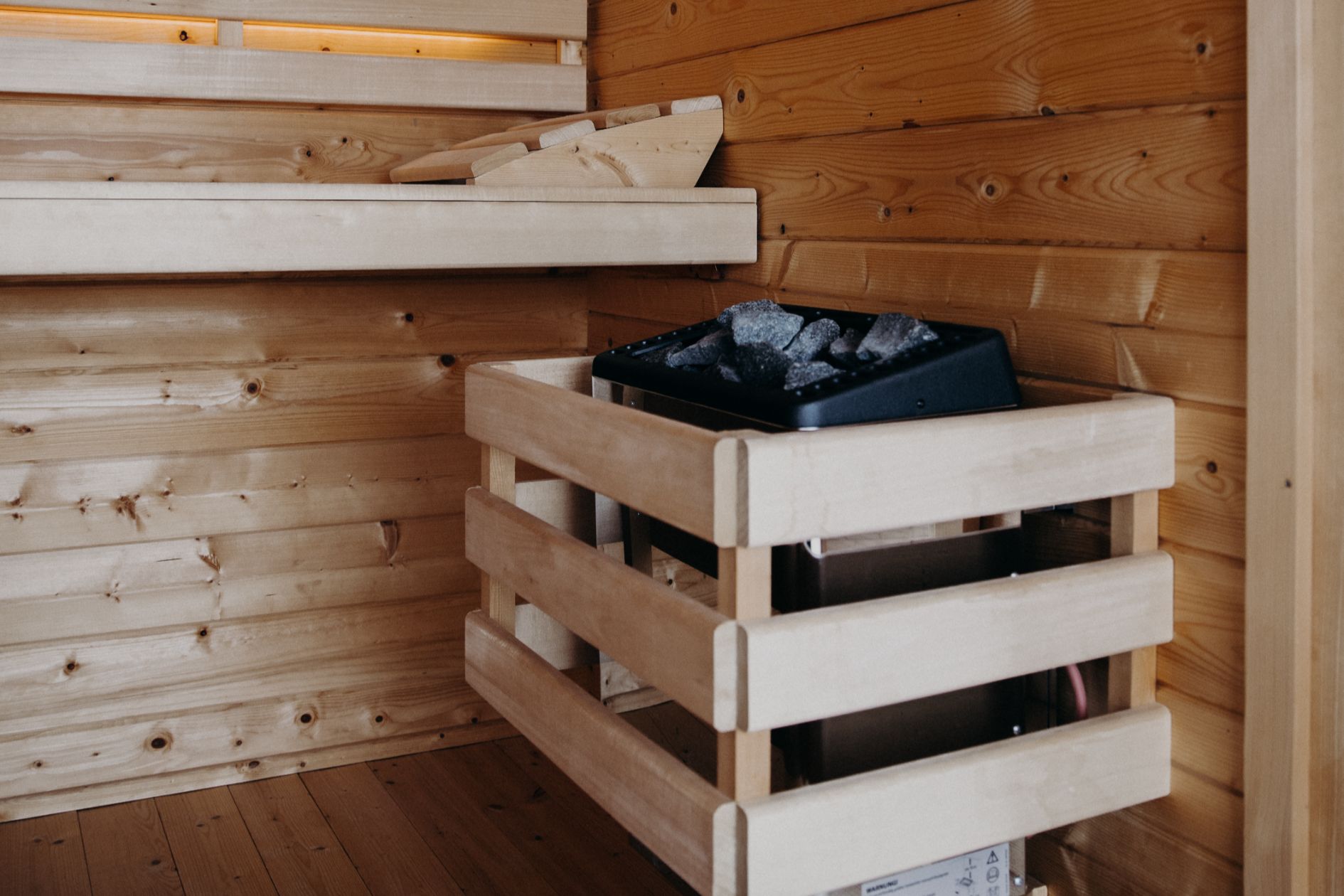 Finnischer Saunaofen mit Holzverkleidung.