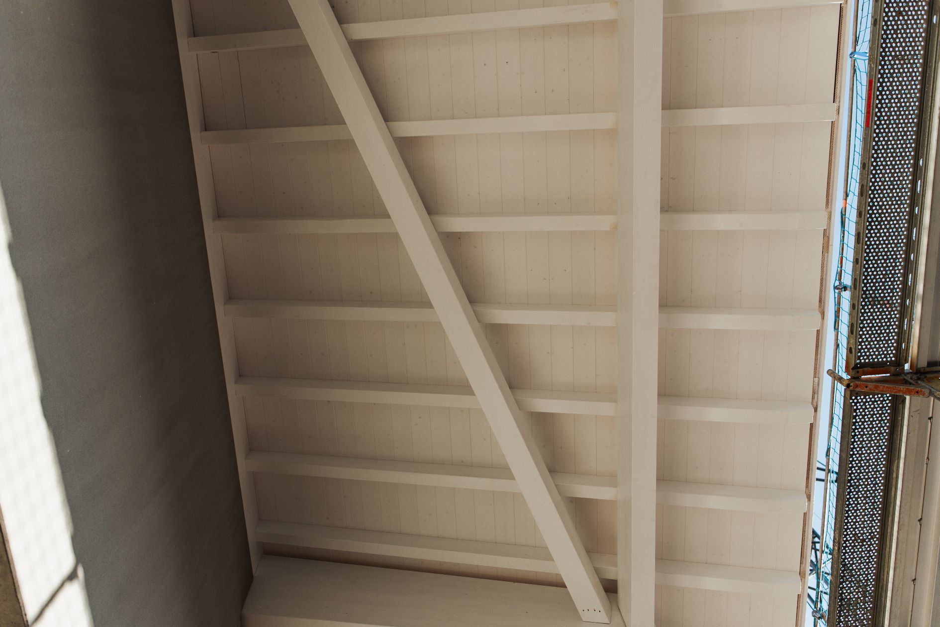 Detailaufnahme der Dachuntersicht mit Holzträgern.