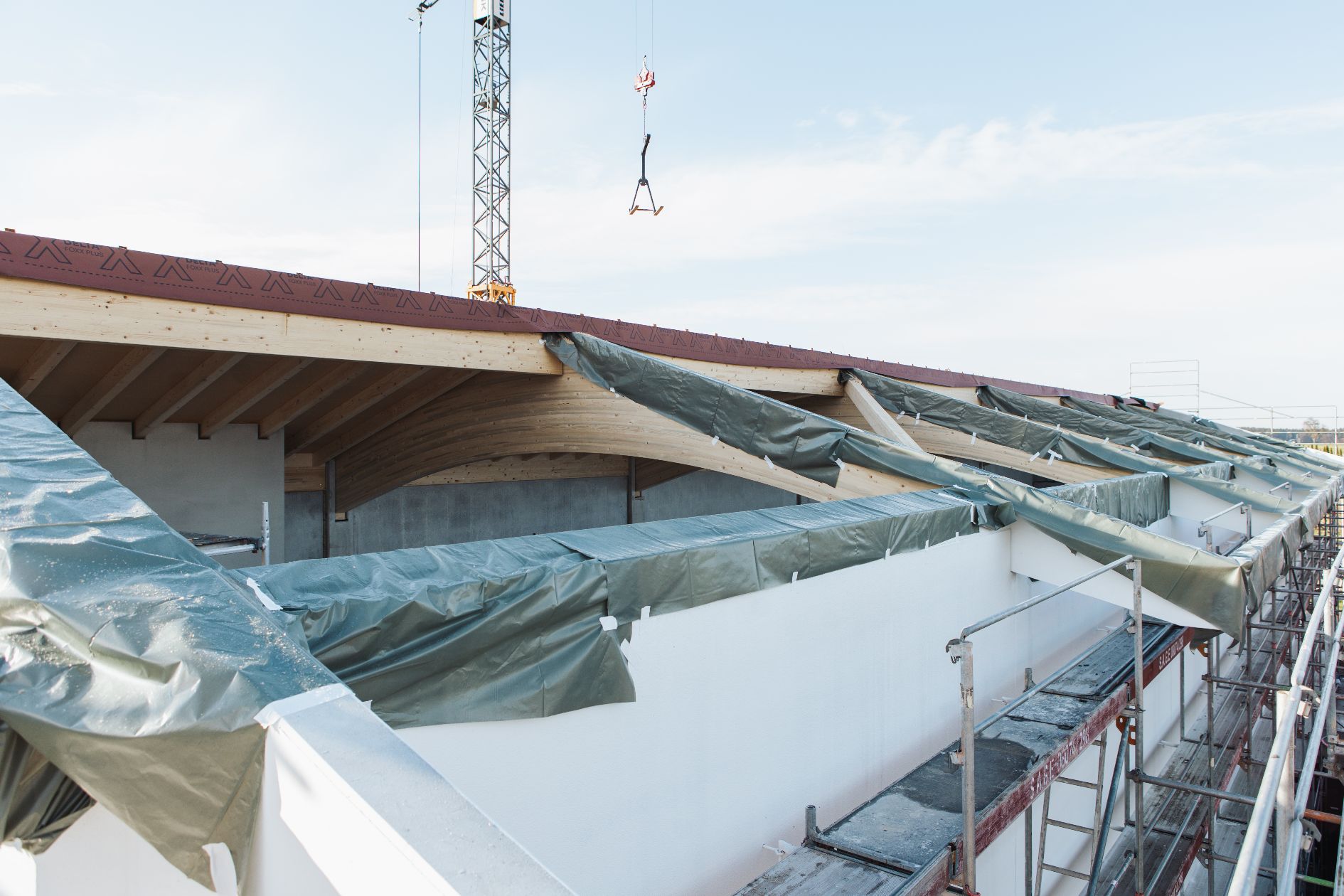 Außenansicht der Dachkonstruktion während der Montage.