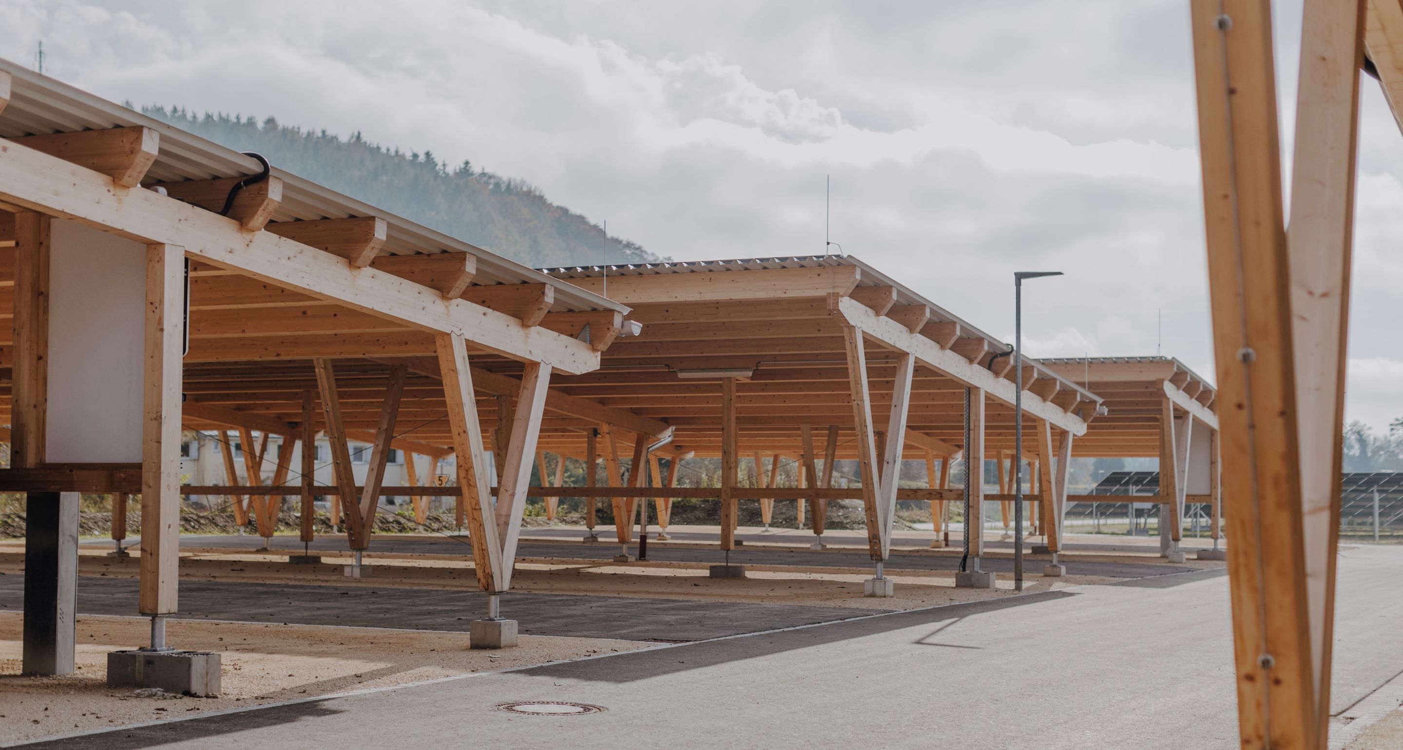 Großflächige Carportanlage aus Brettschichtholz.
