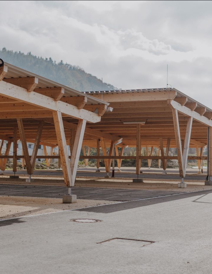 Großflächige Carportanlage aus Brettschichtholz.