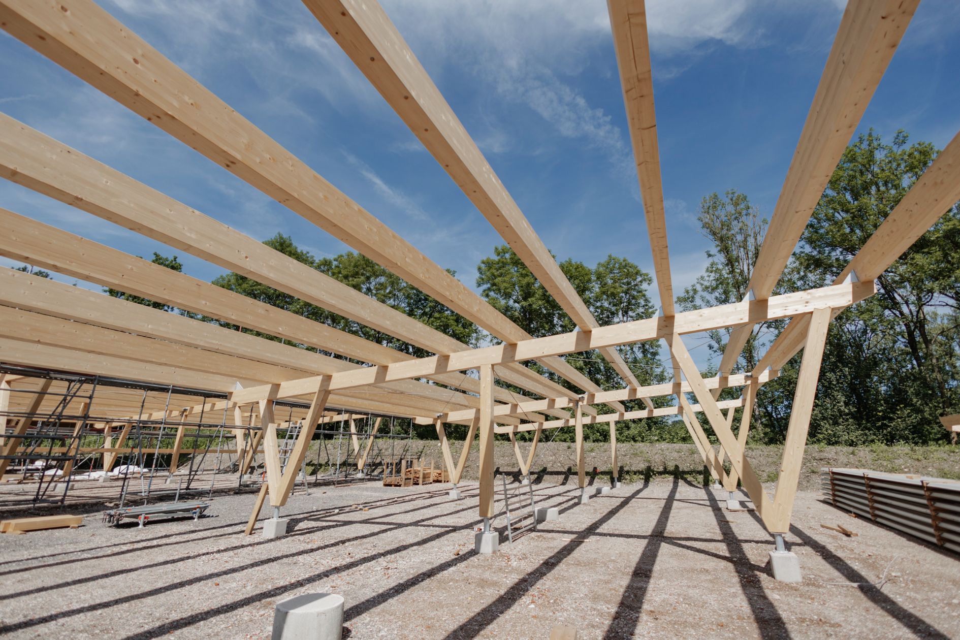 Unfertiger Holzcarport mit Betonfundamenten