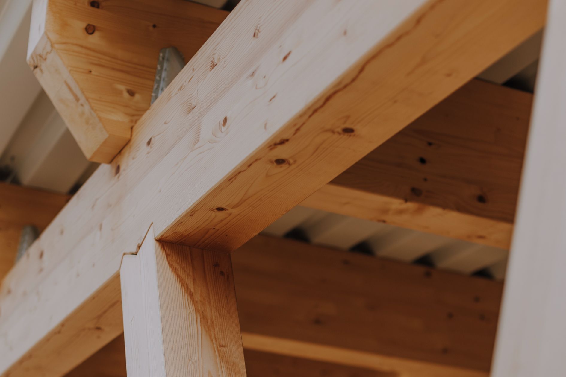 Nahaufnahme einer Holzverbindung mit sichtbarer Maserung.