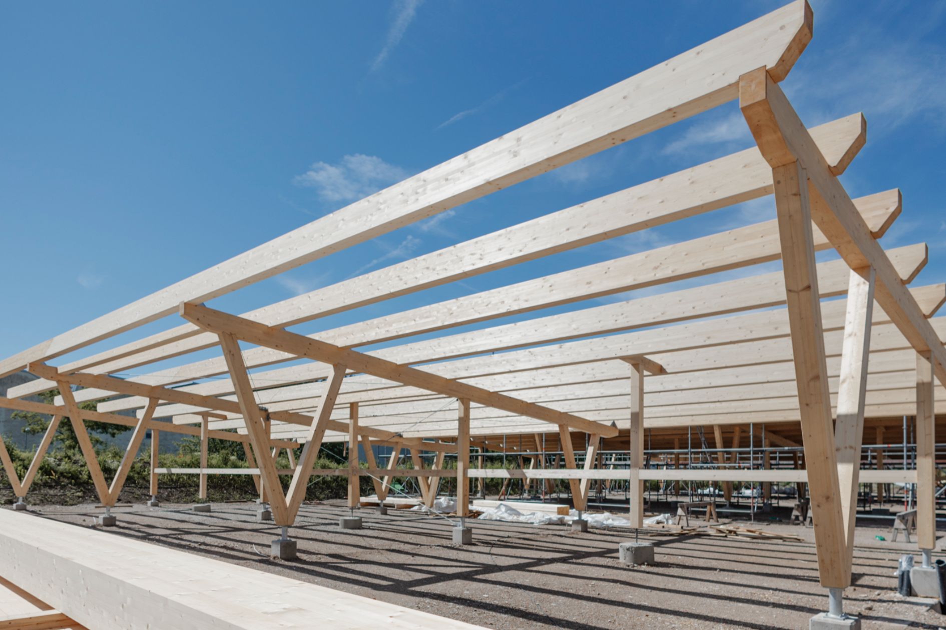 Holzrahmenkonstruktion eines Carports im Bau.