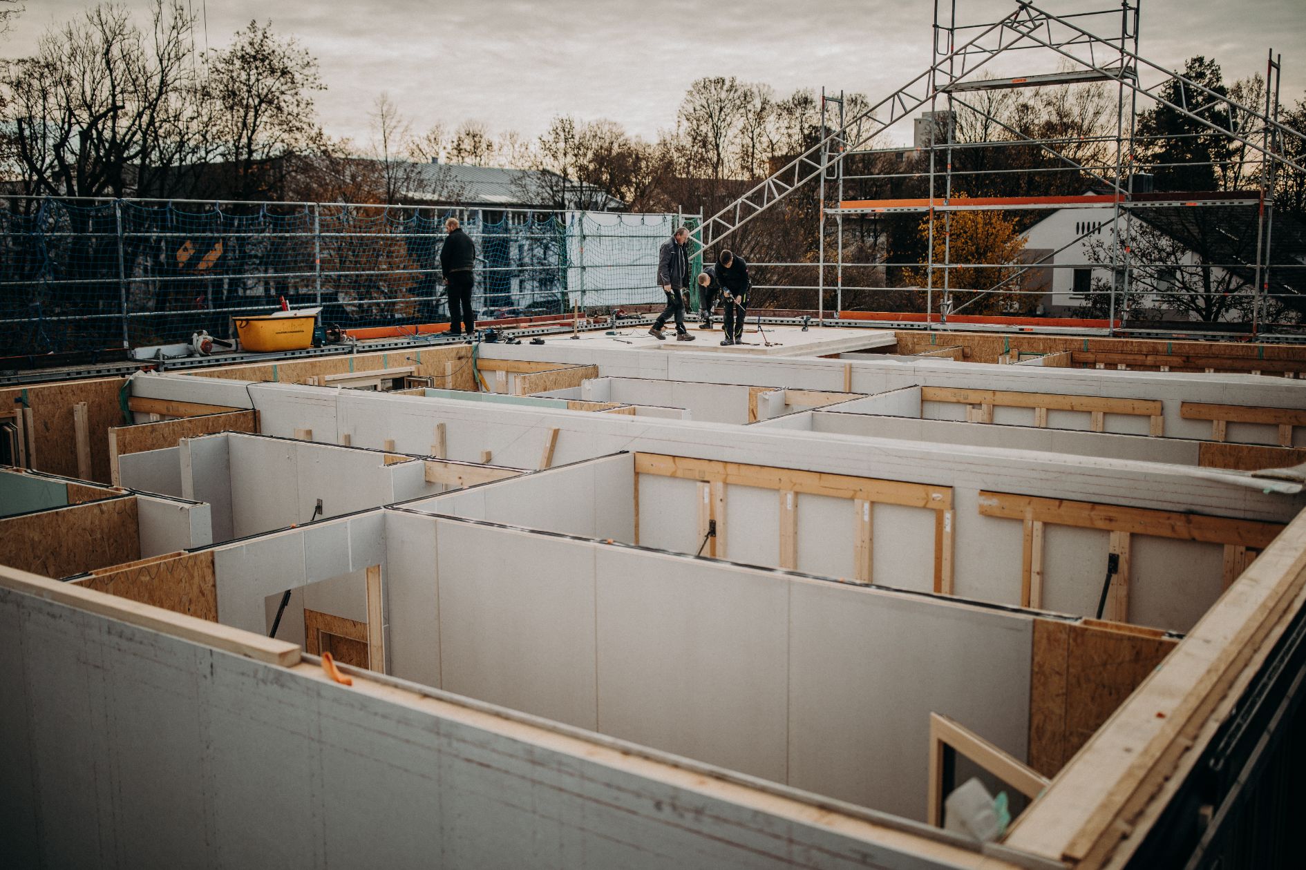 Holzbau mit vorgefertigten Wandelementen.