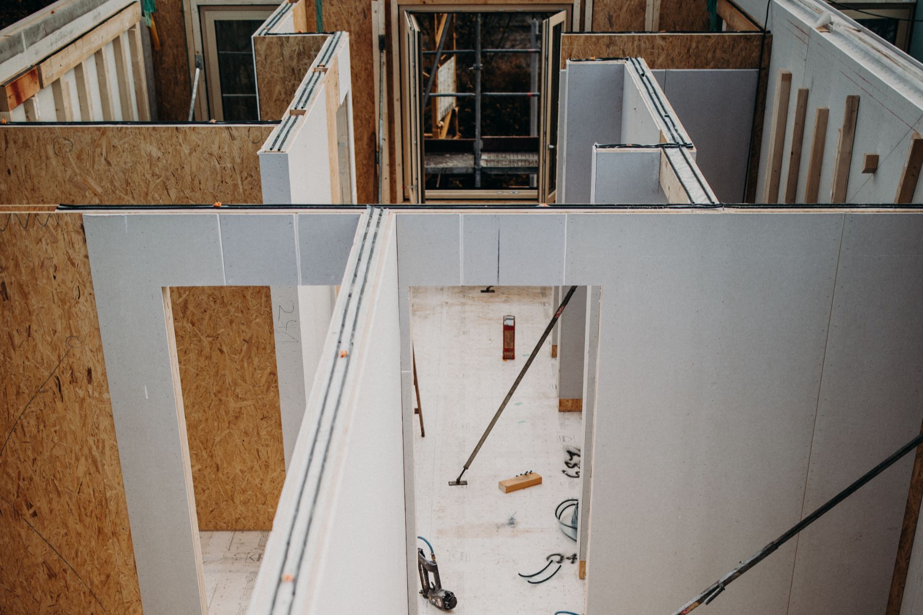 Blick in den Rohbau mit montierten Innenwänden und offenem Türdurchgang.