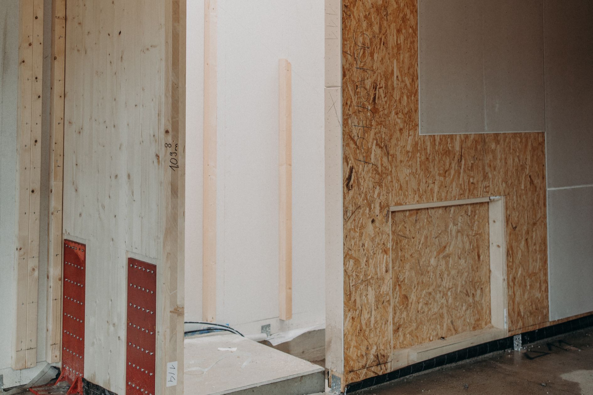 Innenwandkonstruktion aus Holz und OSB-Platten.