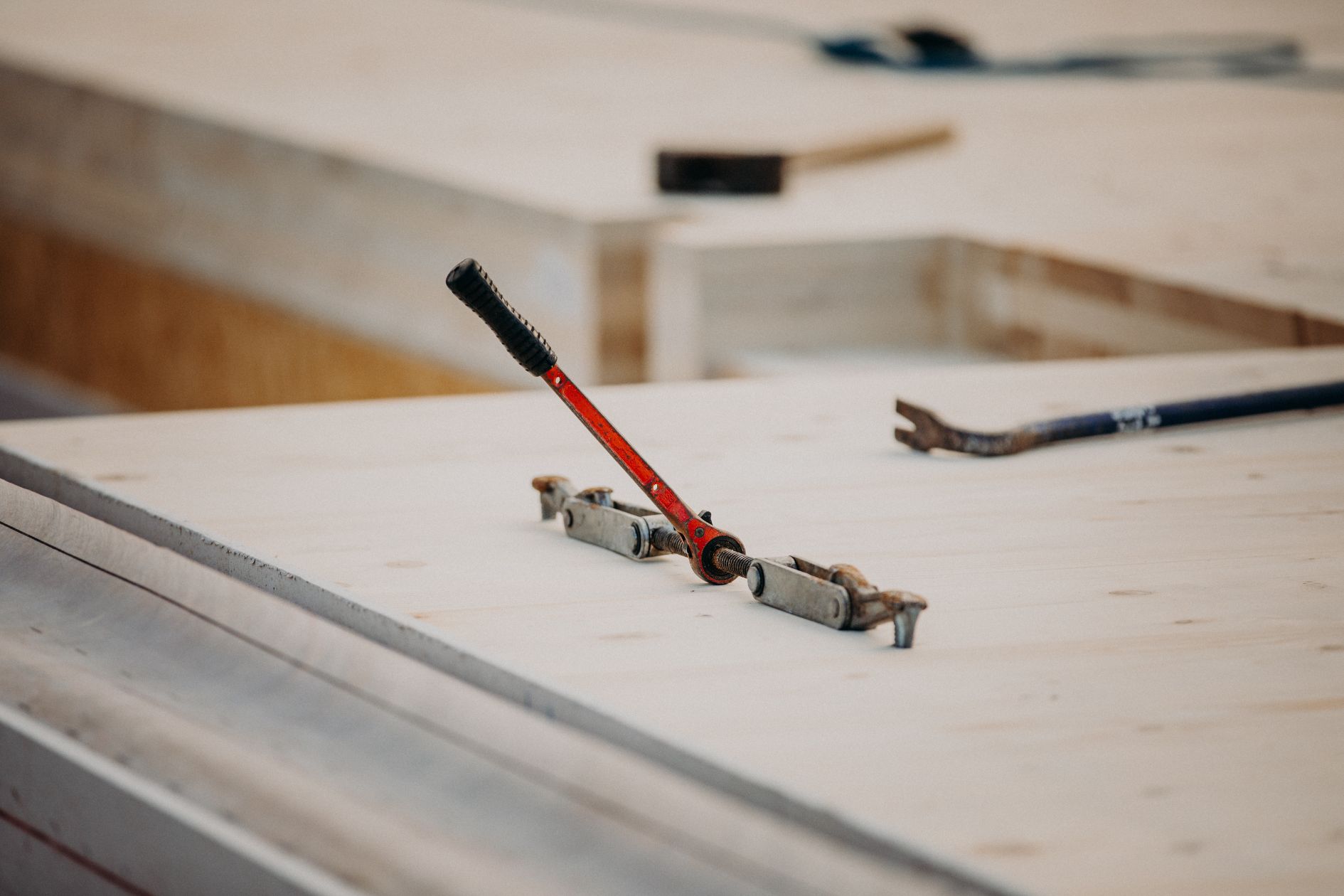 Detailaufnahme eines Spannhebels auf einer Holzdecke während der Montagearbeiten auf der Baustelle.