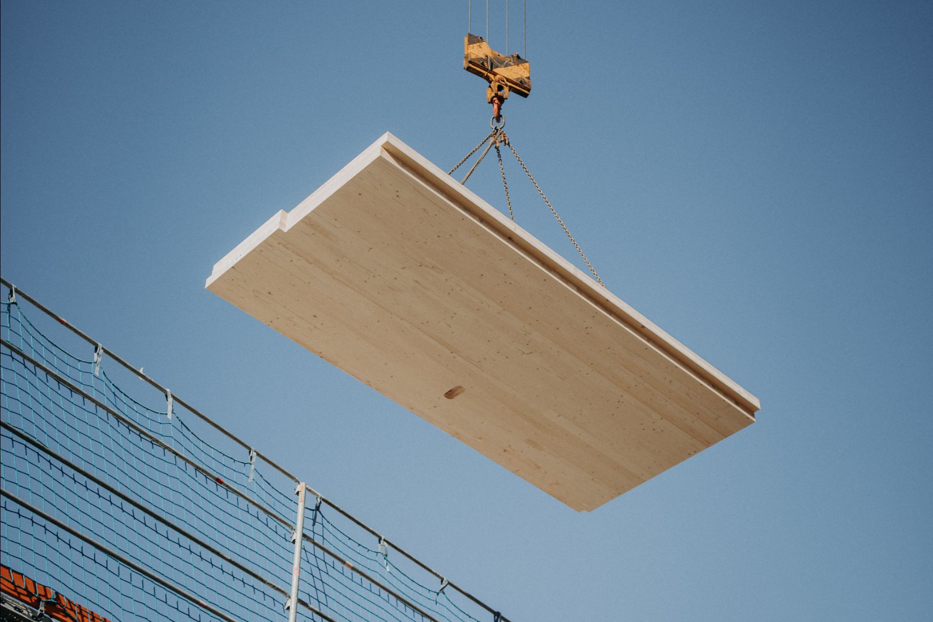 Fichtendecke am Kran auf einer Baustelle