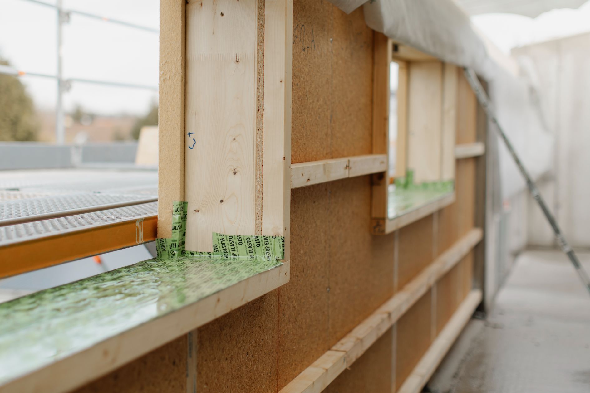 Fensteröffnung mit Holzrahmen und Abdichtung
