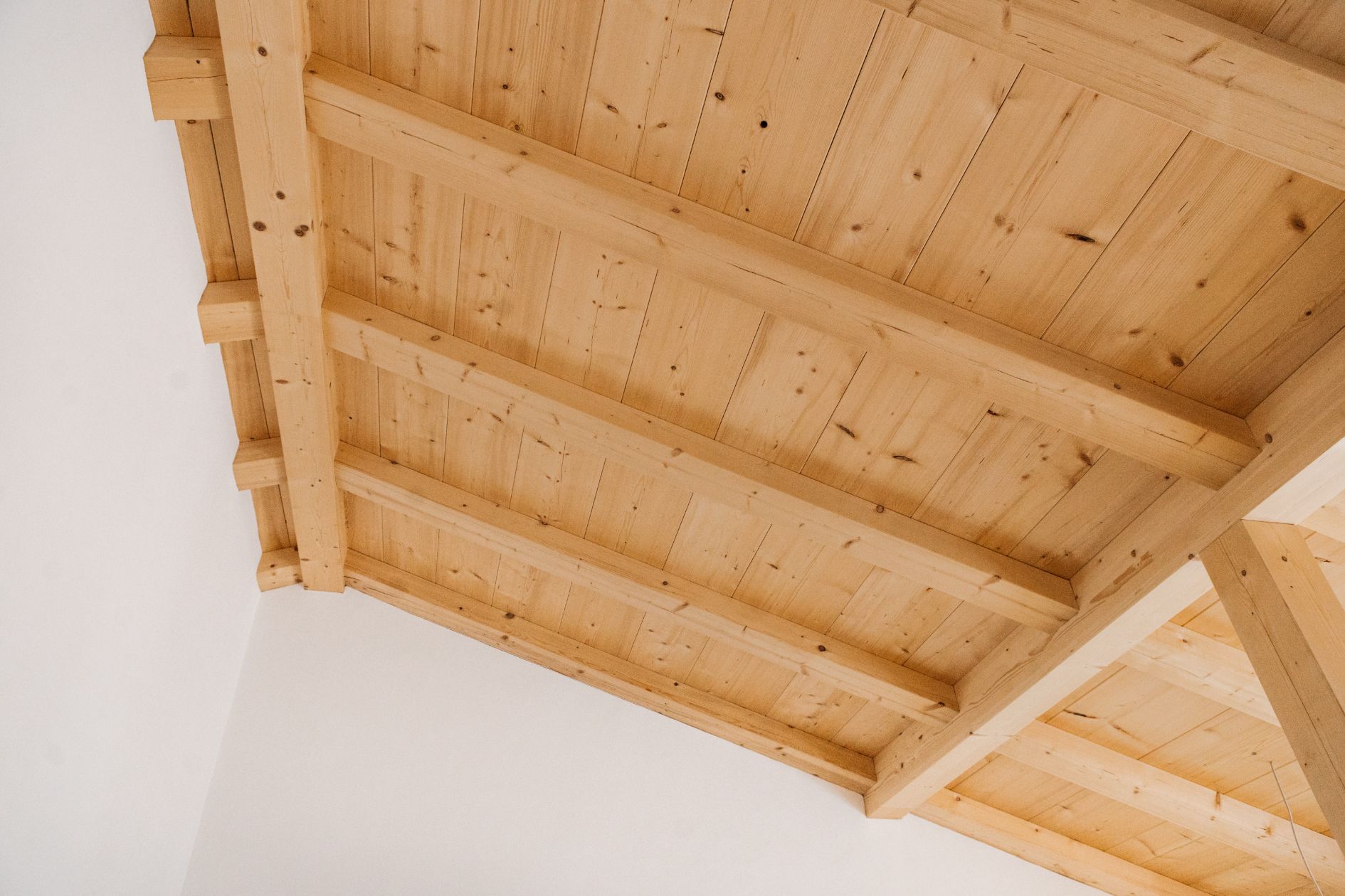 Holzdecke mit sichtbaren Sparren