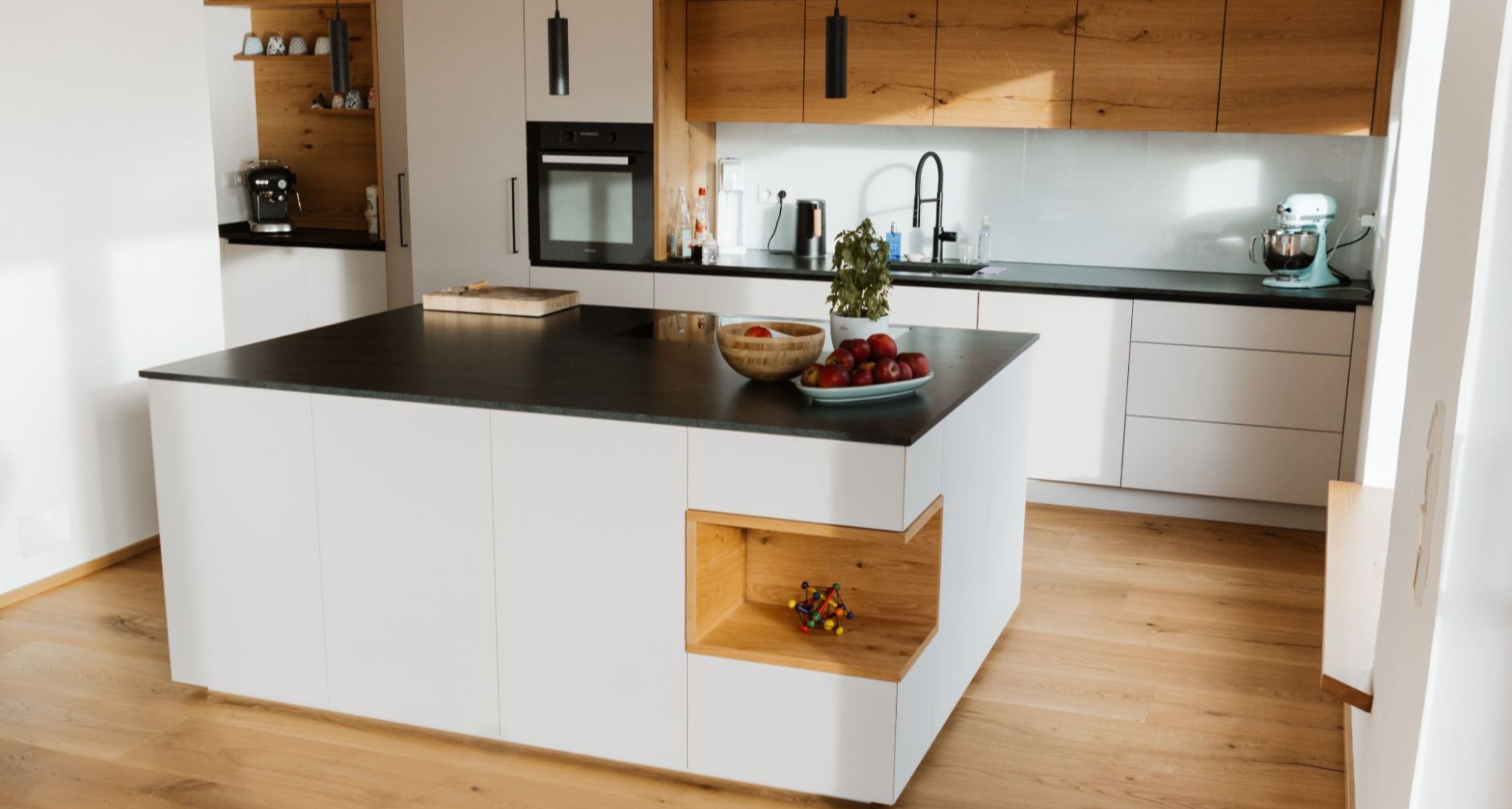 Küchenzeile mit weißen Fronten und Holzakzenten