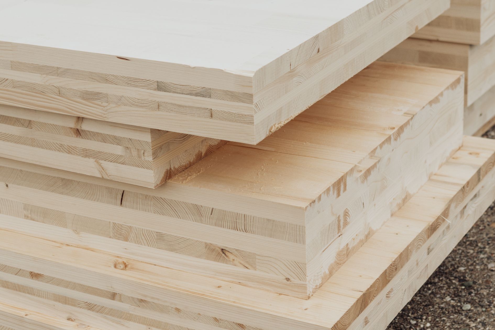 Gestapelte Brettsperrholzplatten (CLT) für den Holzbau.