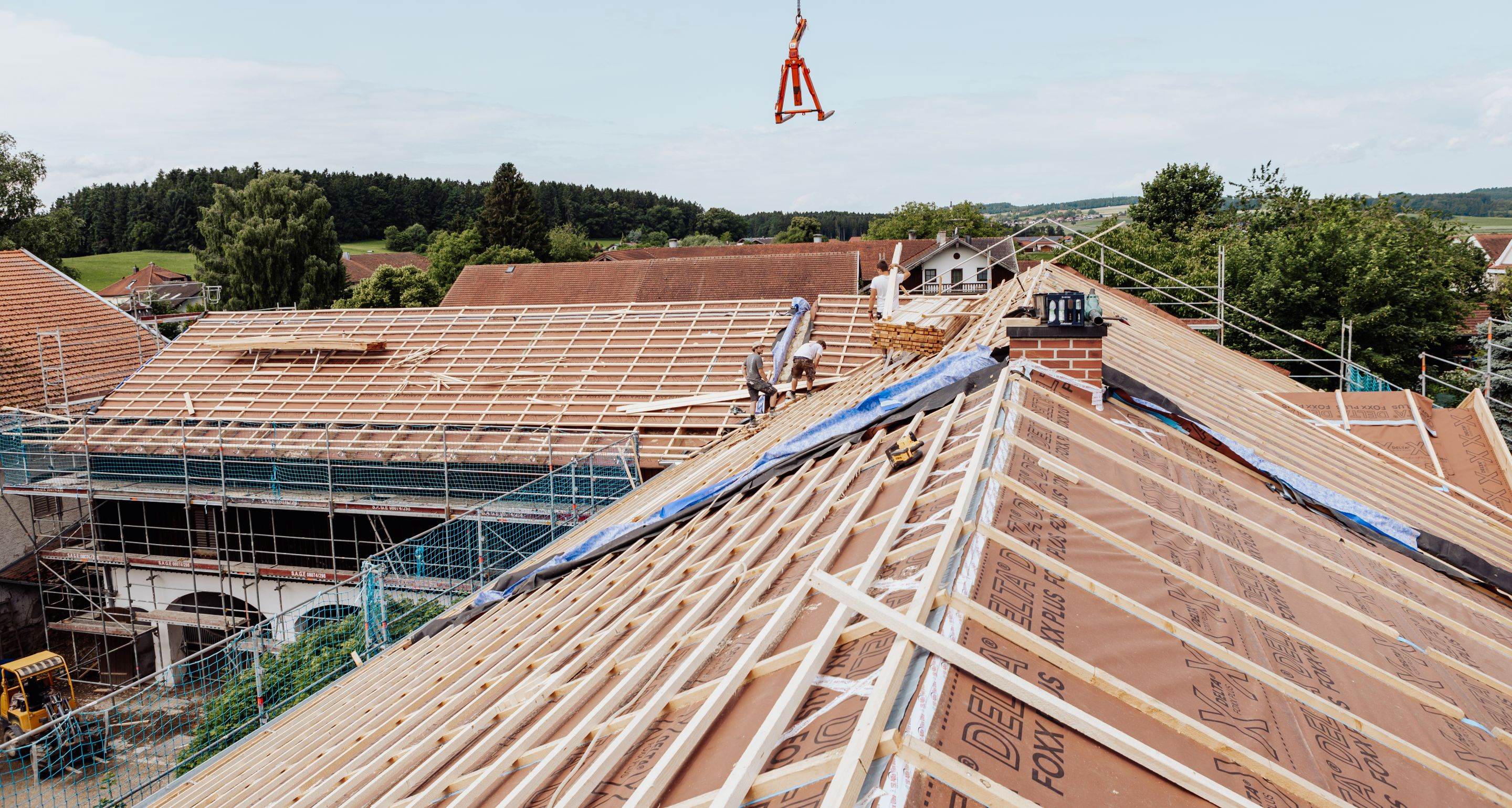 Flur mit Parkettboden, Spiegel und Rattanstuhl im natürlichen Stil