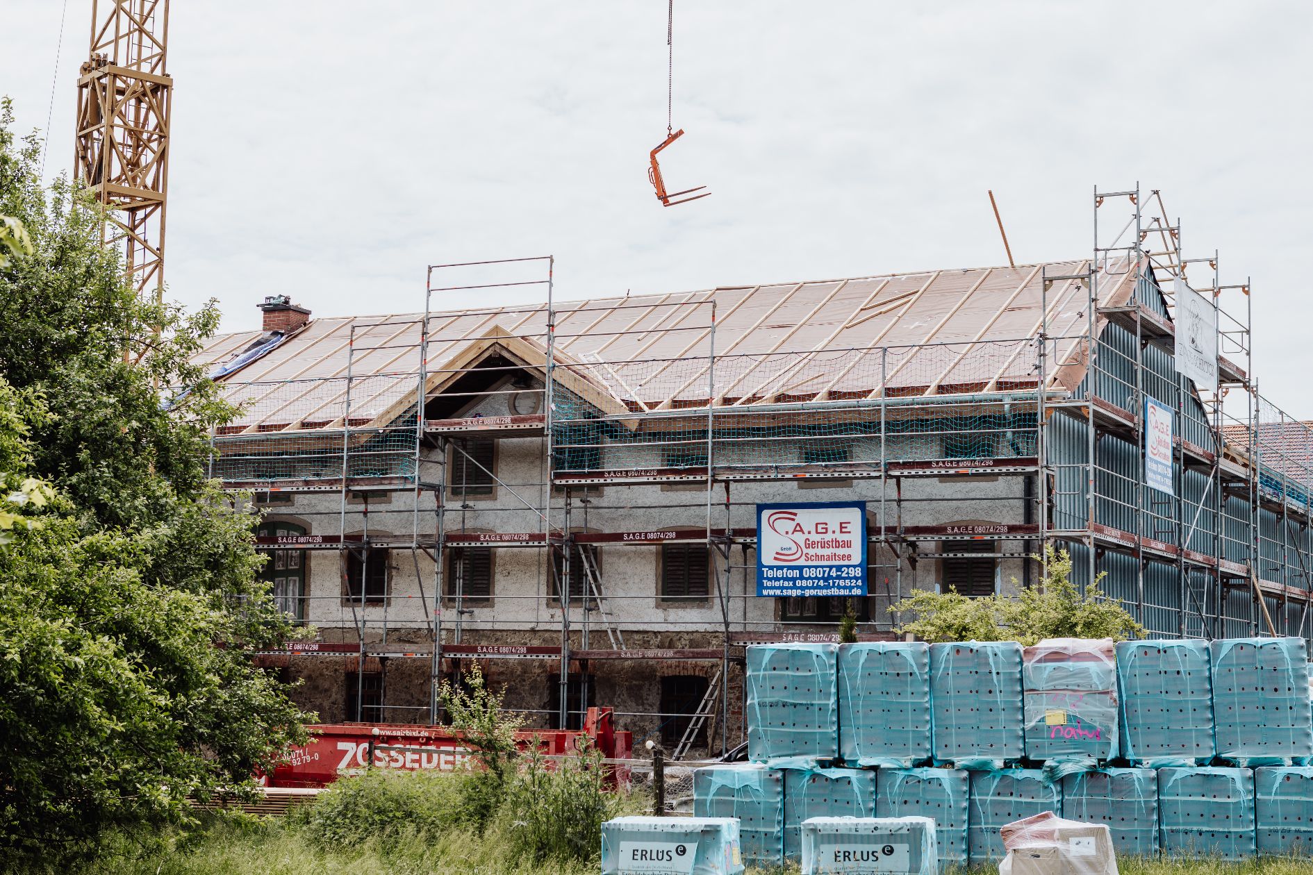 Sanierung eines Bauernhauses mit neuem Dachstuhl und Baugerüst.