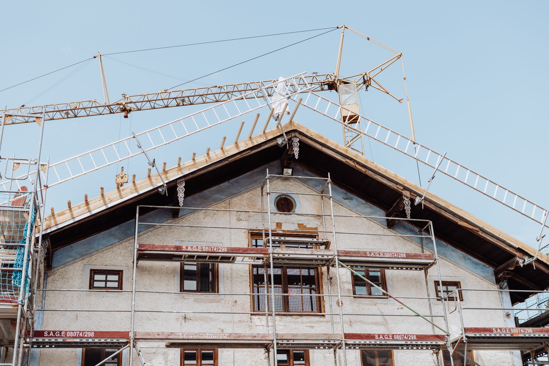 Blick auf den sanierten Dachstuhl mit Baukran.