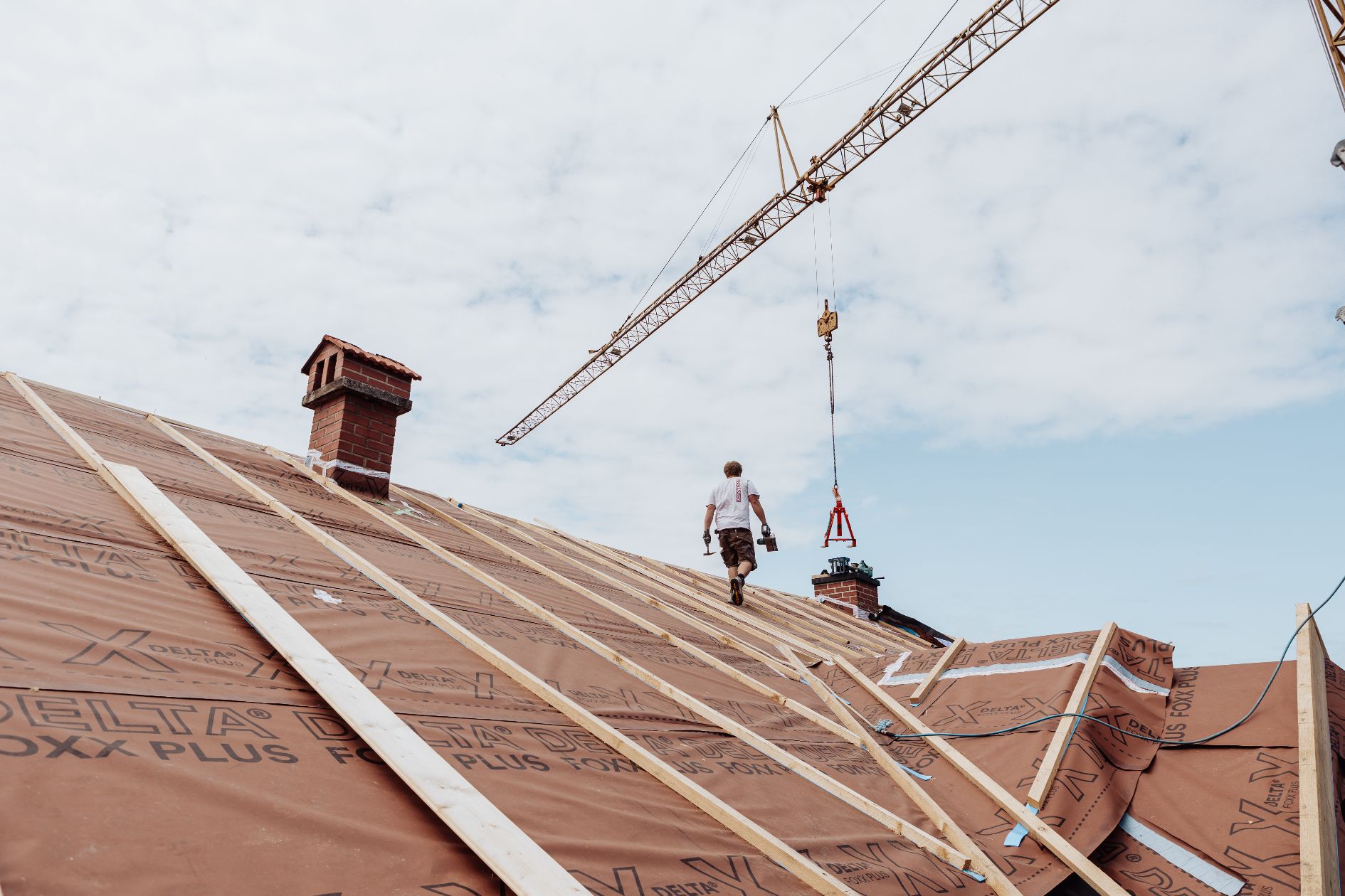Handwerker bei Arbeiten am neuen Dachstuhl.