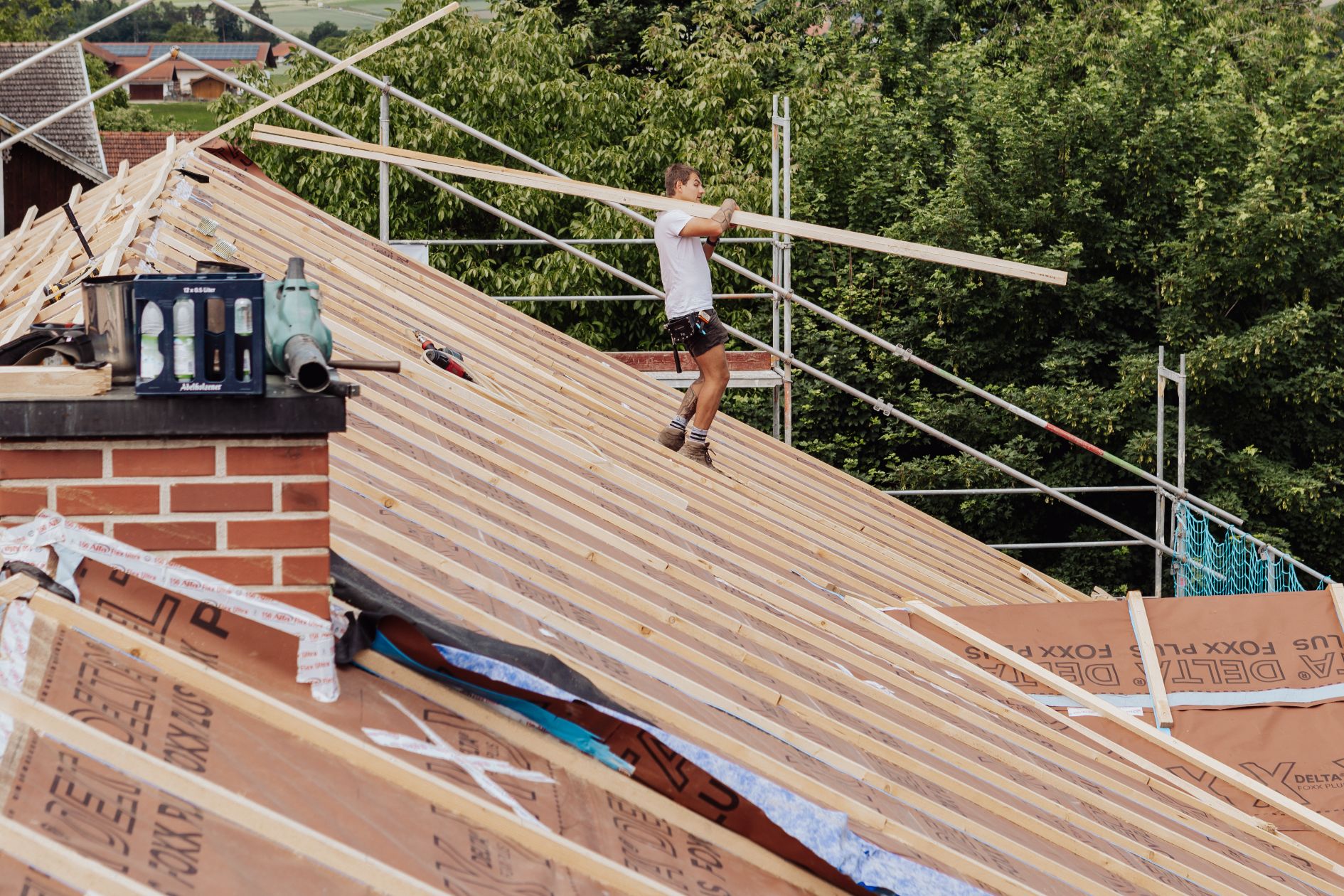 Handwerker bei der Montage der Dachkonstruktion auf dem Bauernhaus.