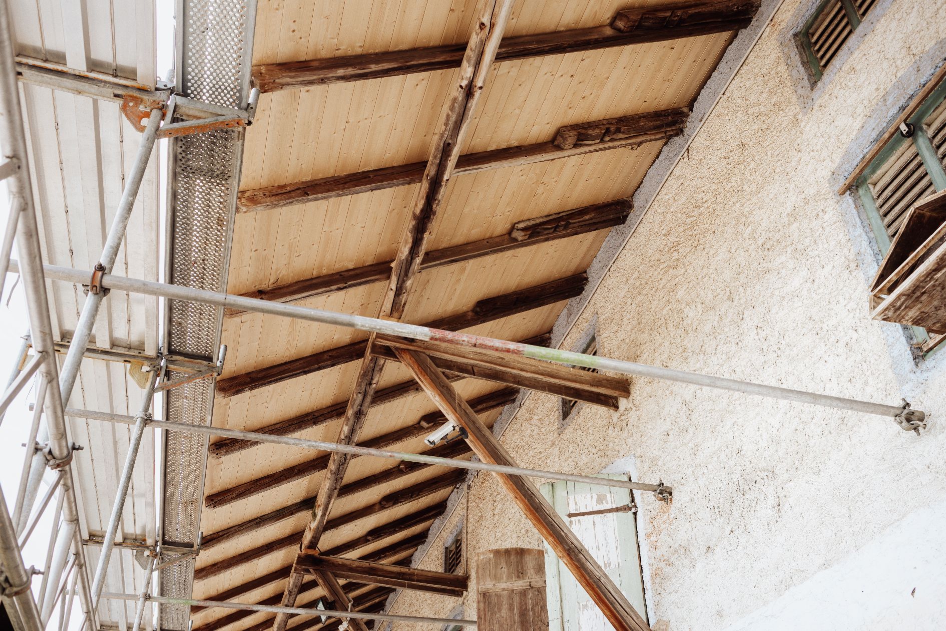 Neue Sichtschalung unter dem historischen Dachstuhl montiert.