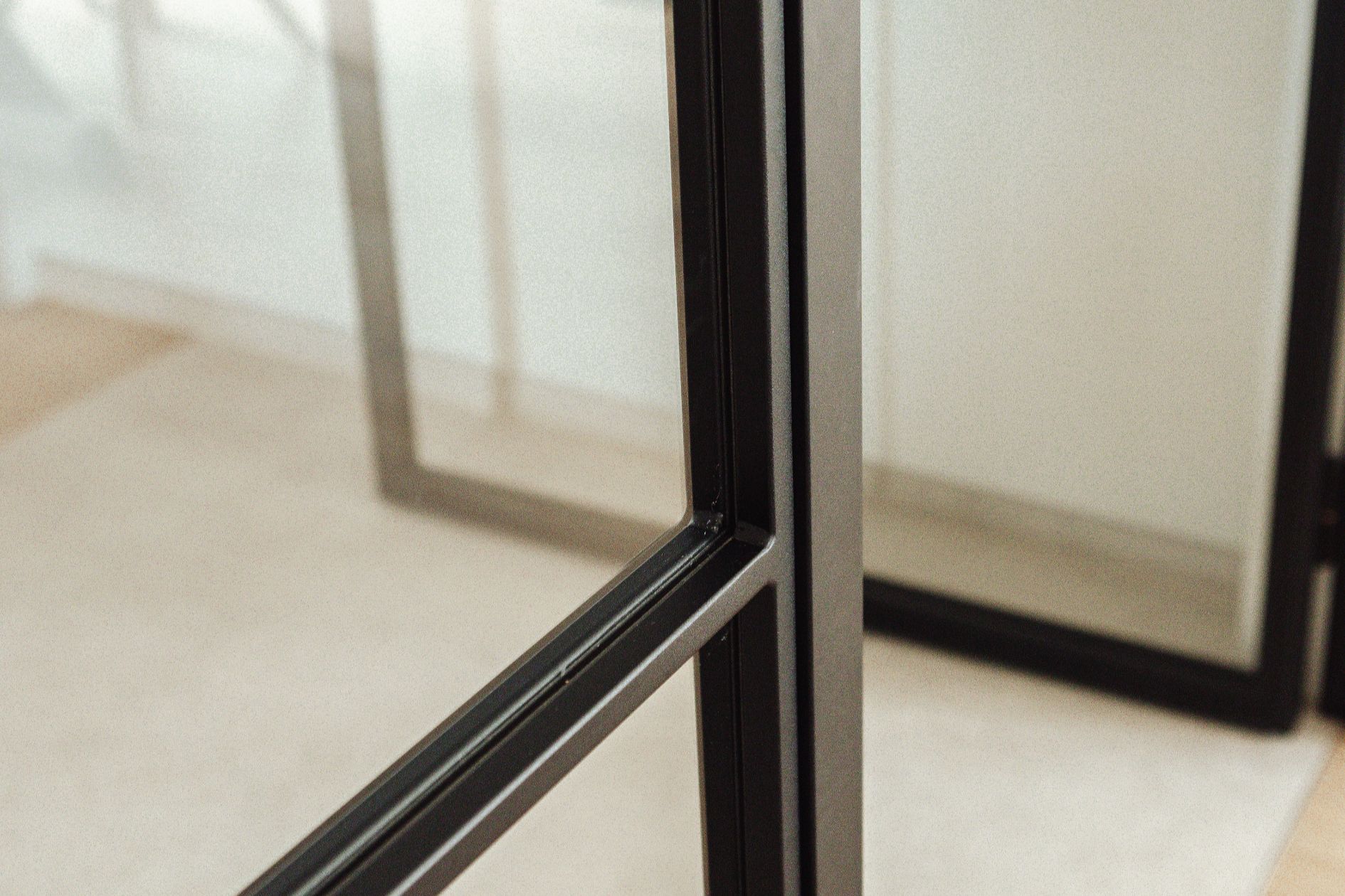 Detailansicht des Stahl-Glas-Rahmens der Lofttüre.