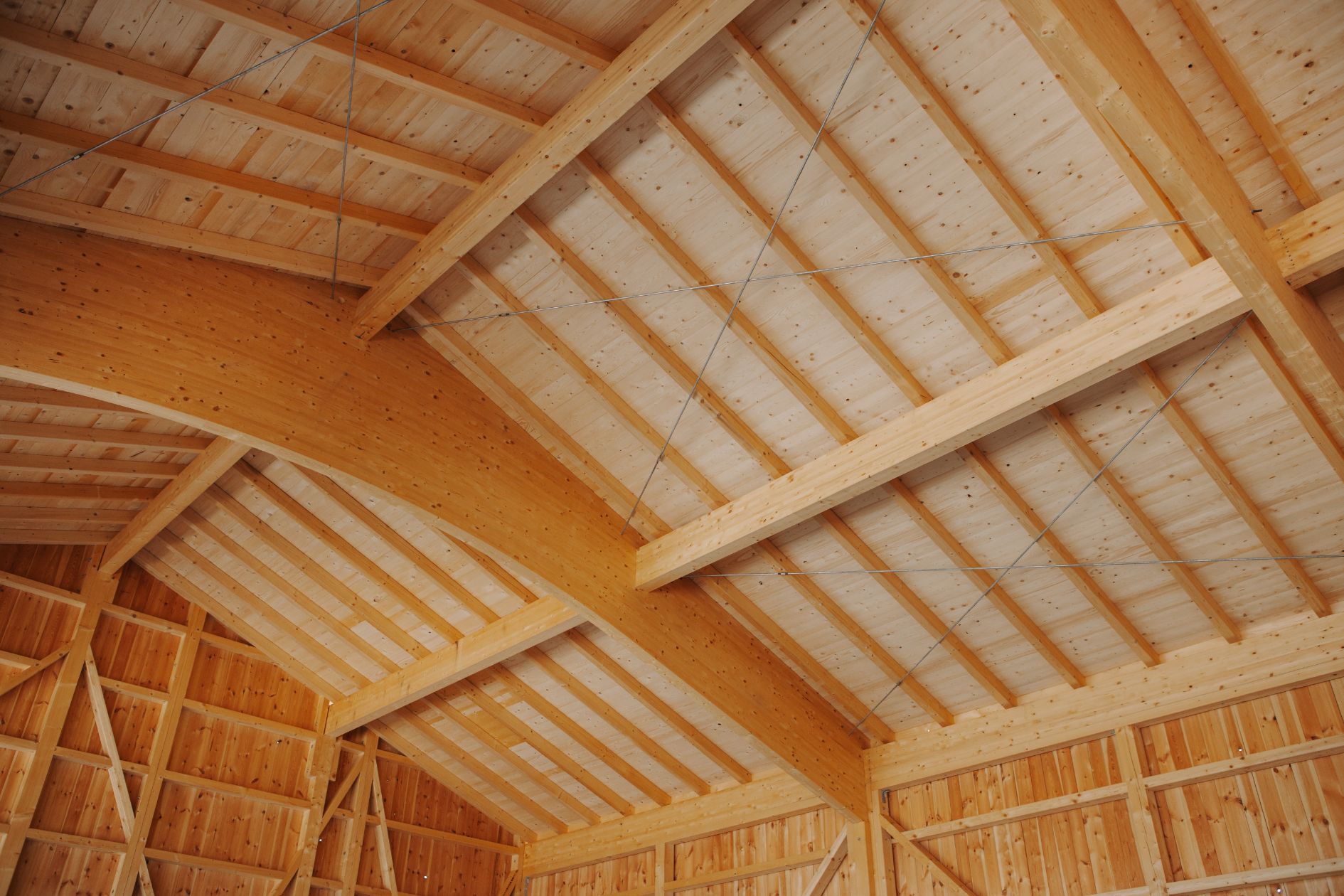 Holzbau mit eindrucksvollen Bogenbindern im Dachstuhl.