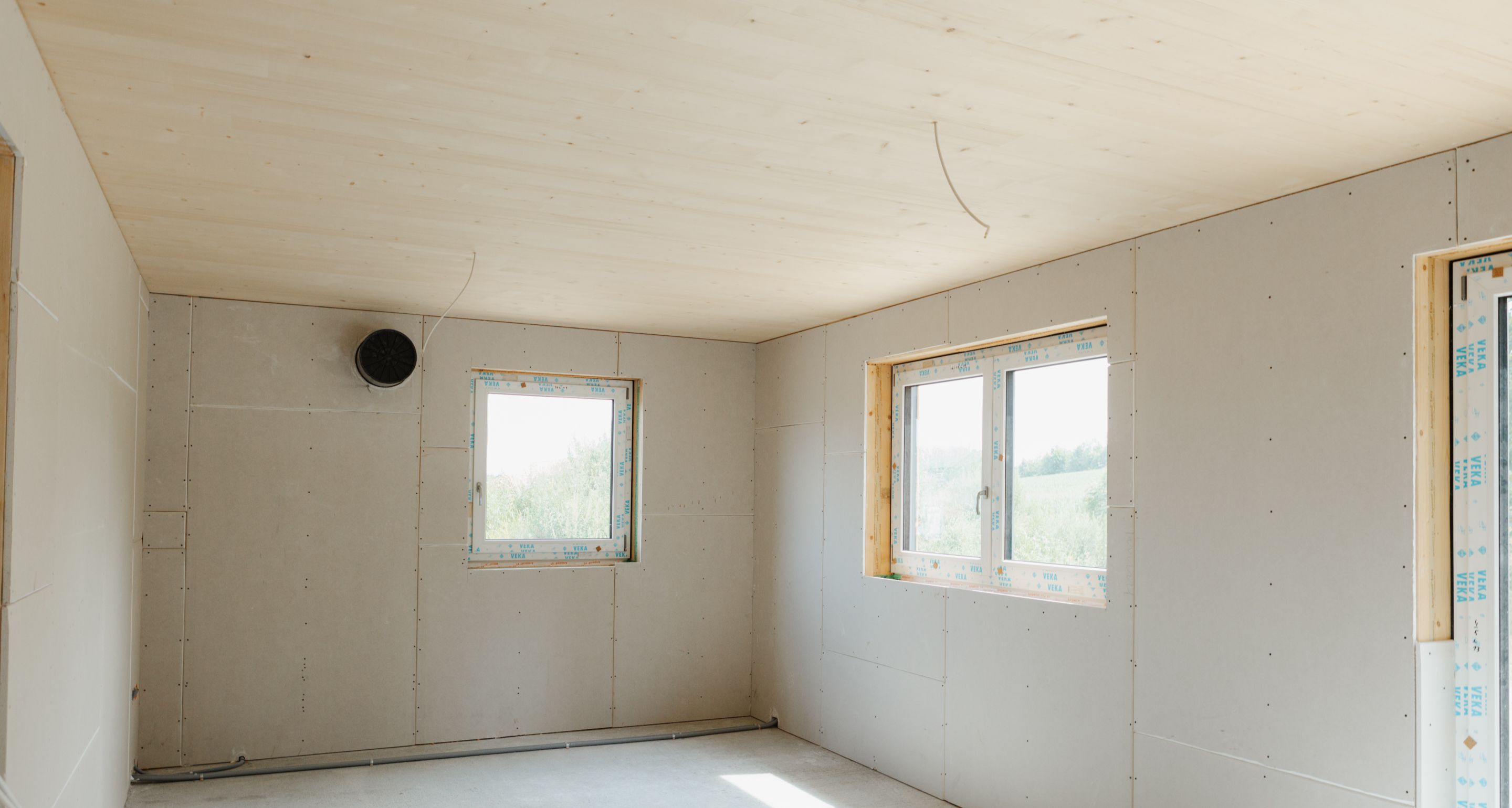 Innenausbau mit Holzdecke und Trockenbauwänden.