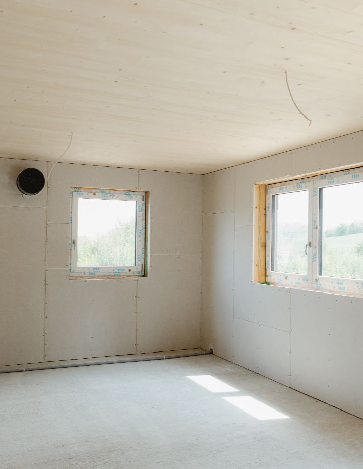 Innenausbau mit Holzdecke und Trockenbauwänden.