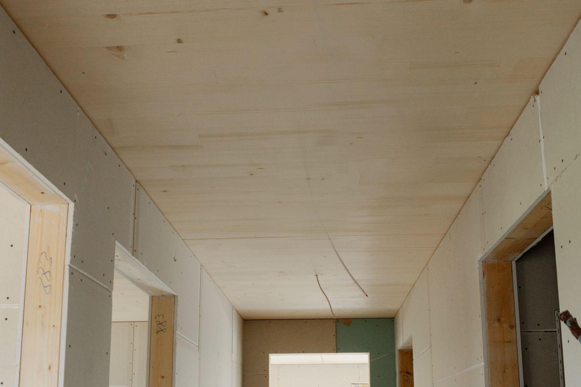 Holzdecke im Flur mit vorbereiteten Leitungen.