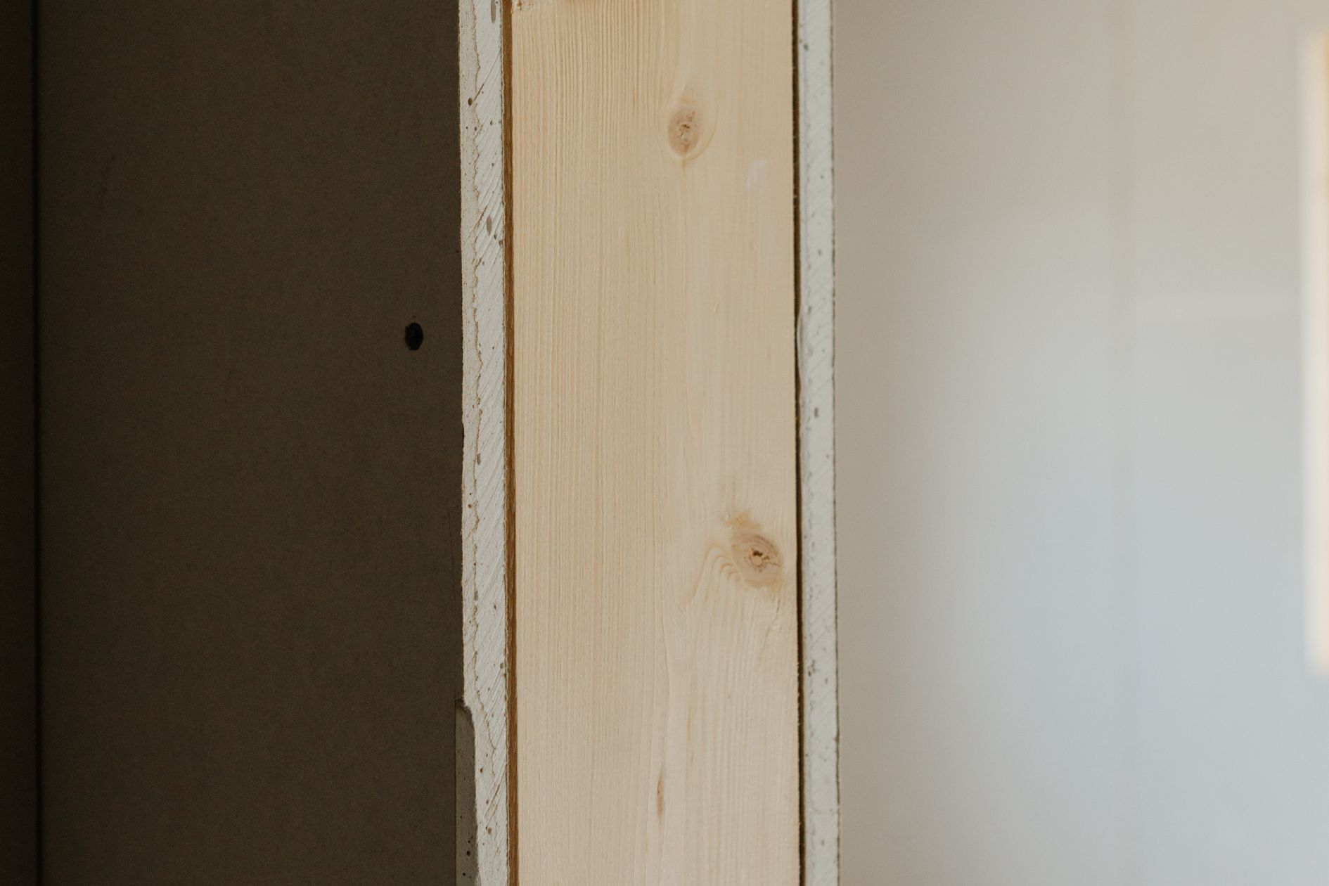 Türstock mit Holzrahmen im Rohbau.
