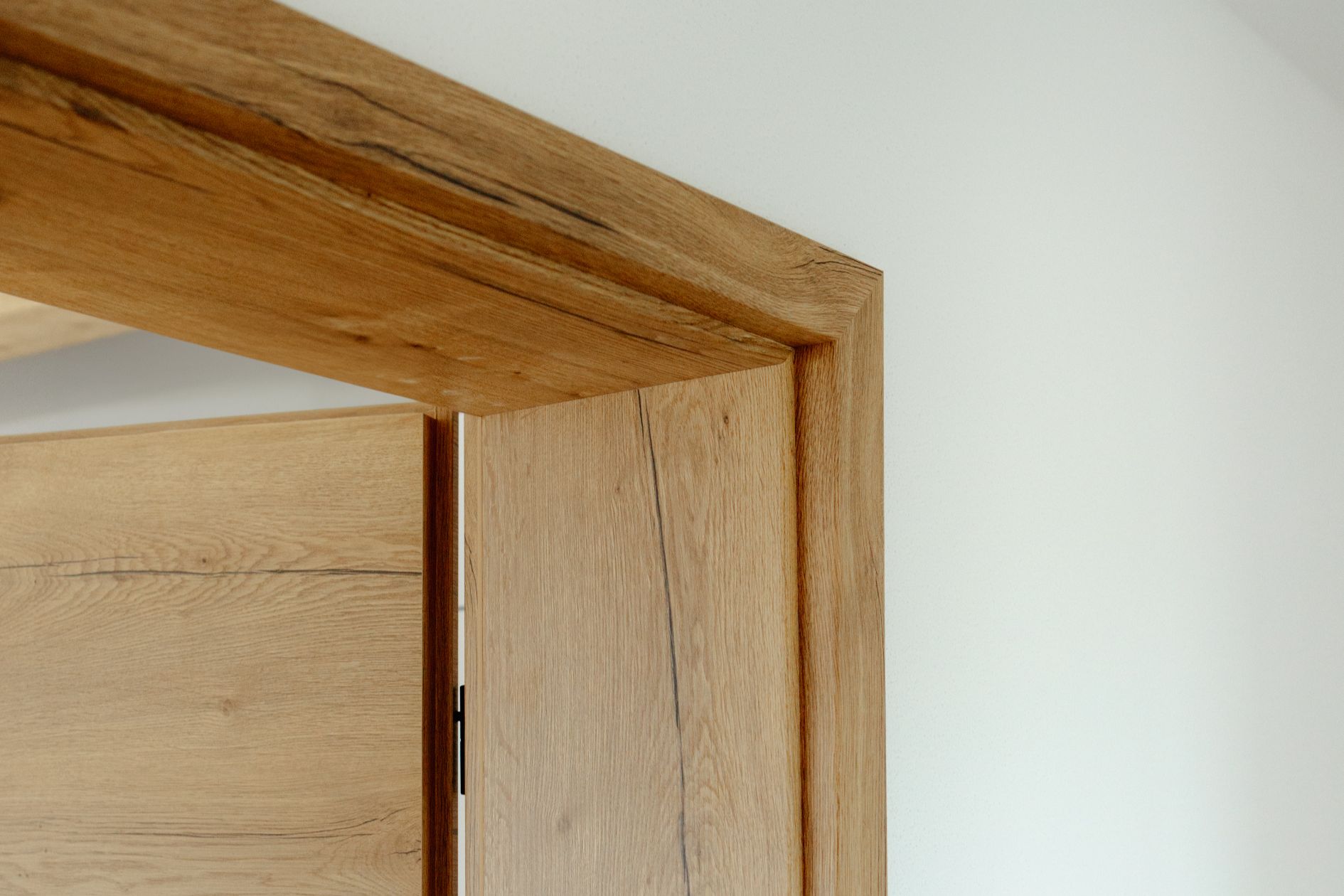 Türrahmen Detail – Eiche-Zarge mit natürlicher Maserung.