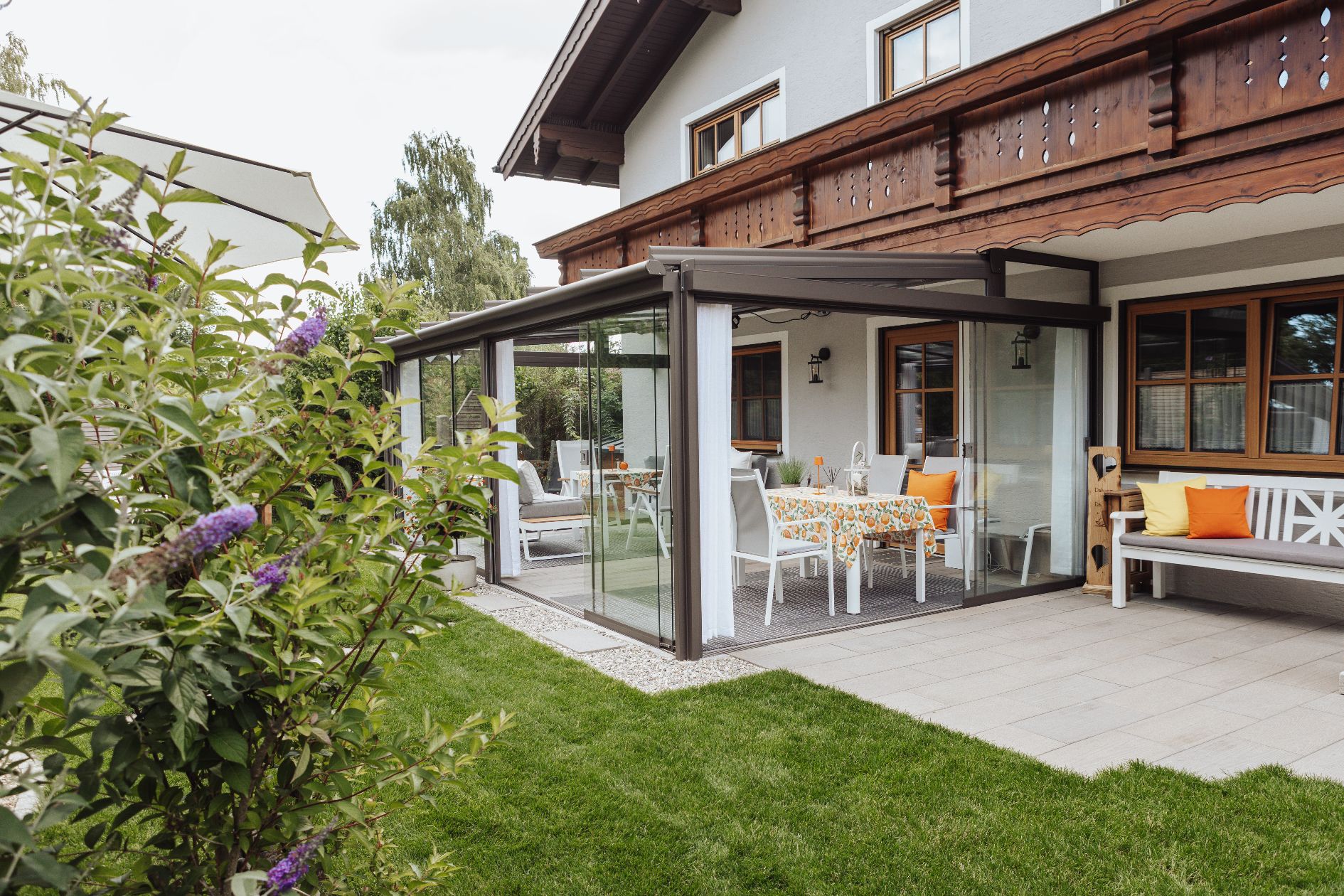 Wintergarten-Anbau mit Glasfront am Haus.