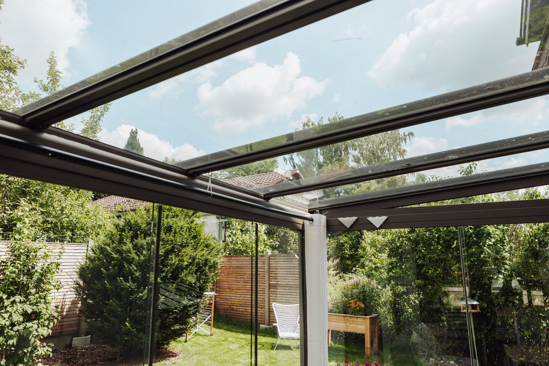 Glasdach mit Blick in den Garten.