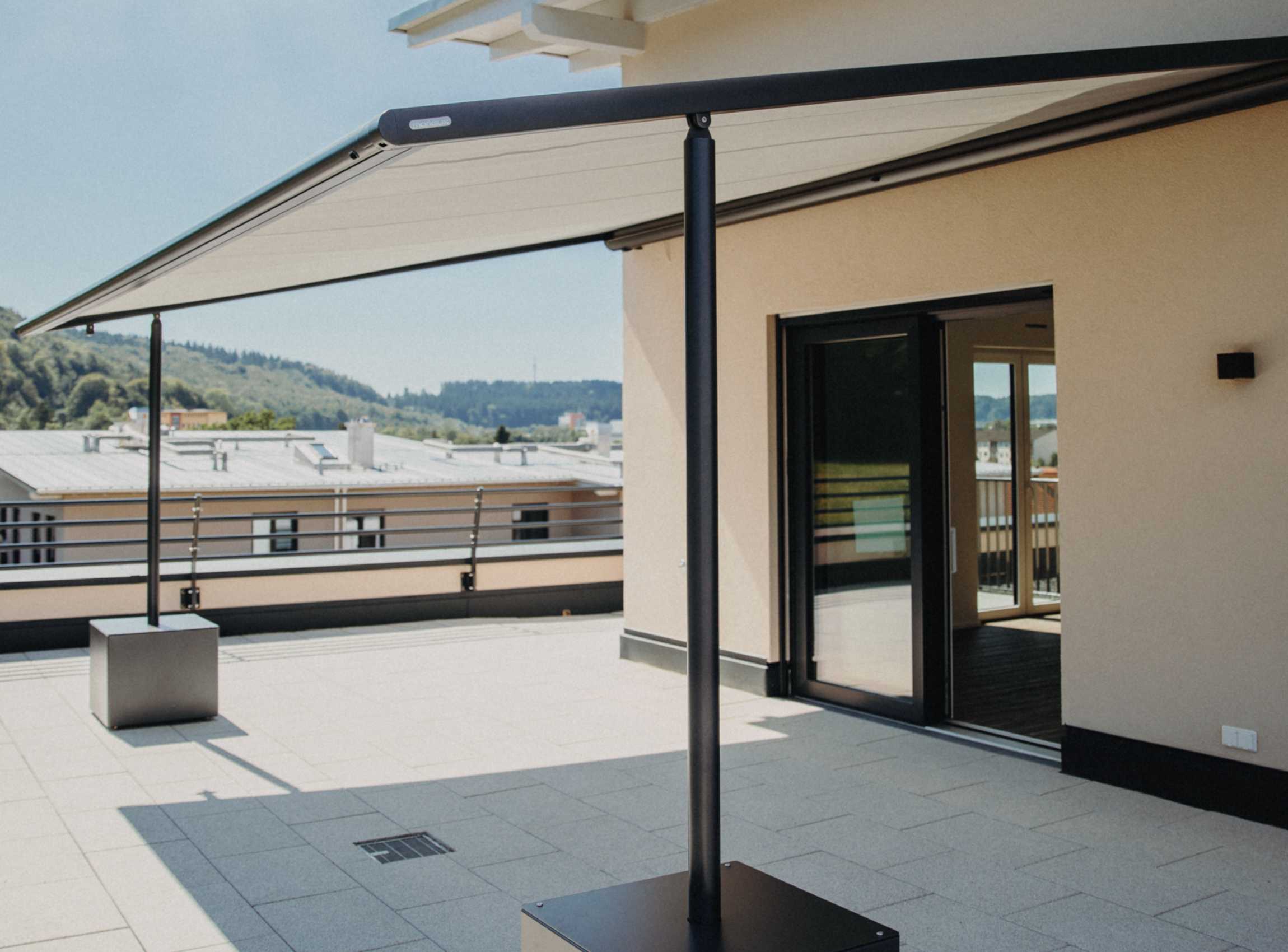 Großzügige Dachterrasse mit moderner Markise und Weitblick ins Grüne