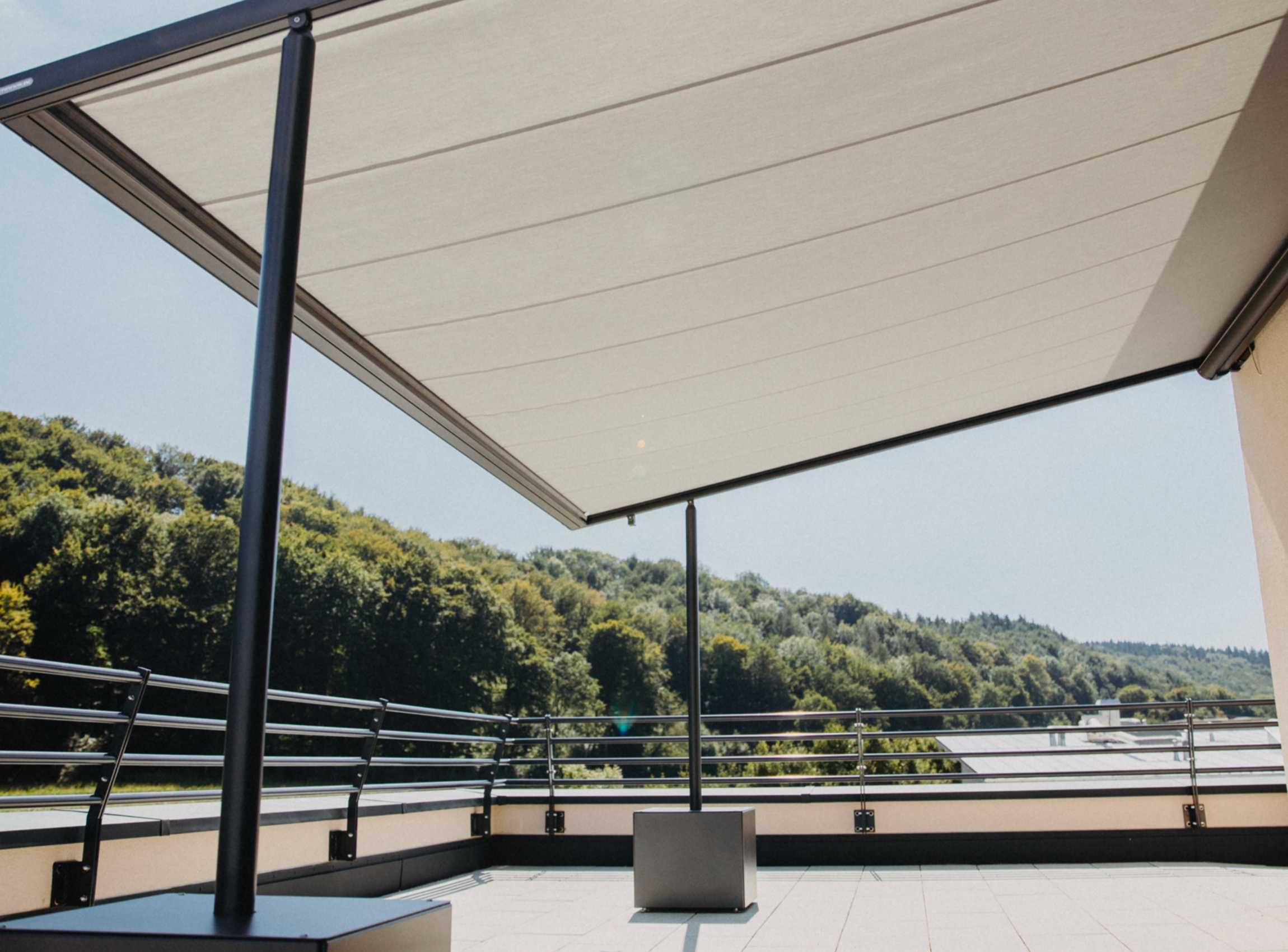 Geradlinige Dachterrasse mit Markise – schlichte Eleganz in moderner Ausführung.