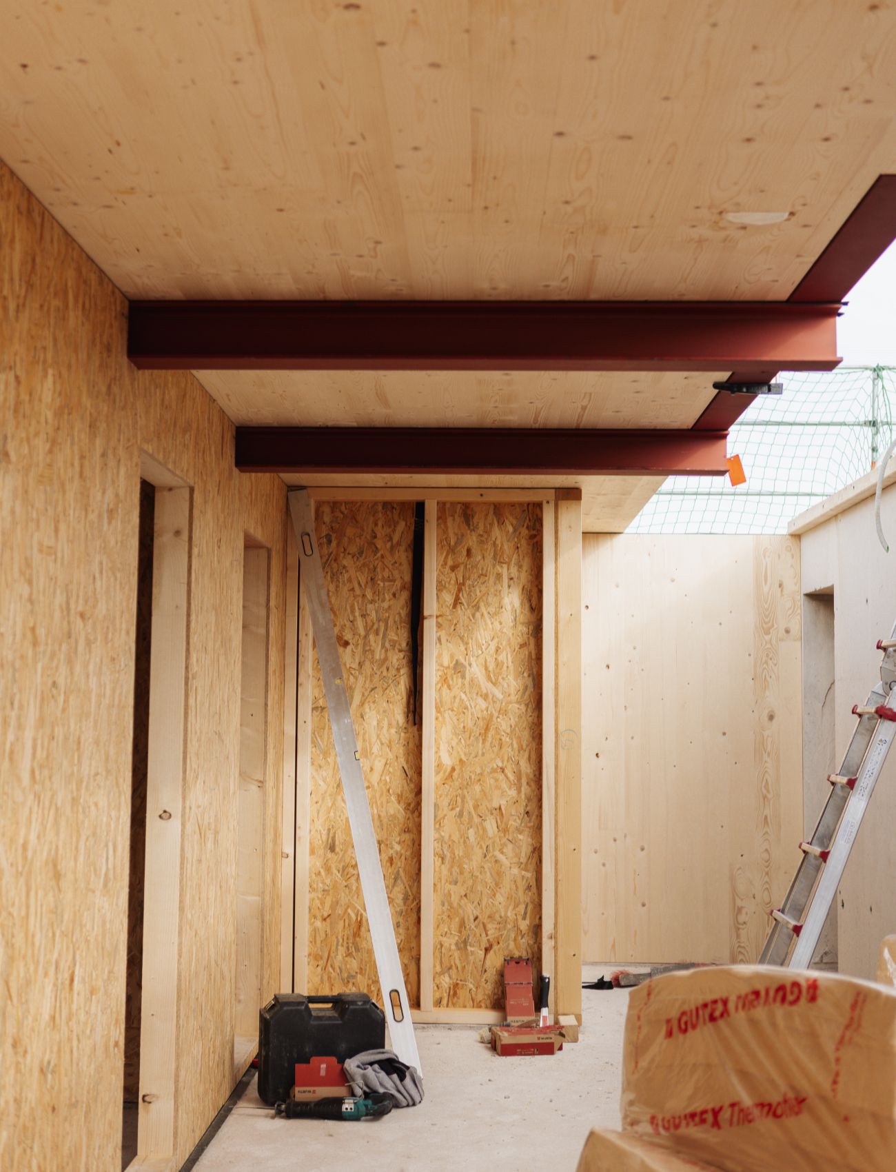 Innenansicht einer Holzbaustelle mit Wänden aus OSB-Platten