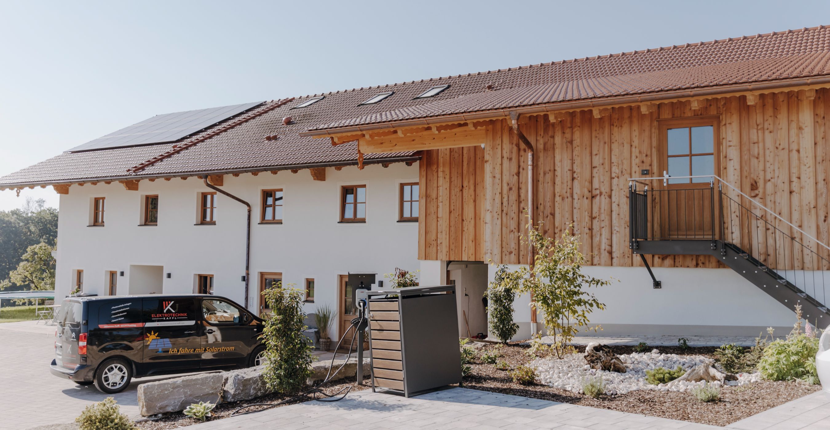 Haus mit Solaranlage und Ladestation