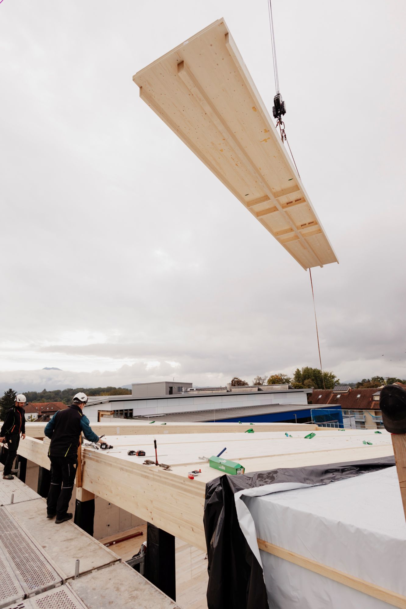 HASSLACHER Rip Panel fliegt am Kranseil zur Montage