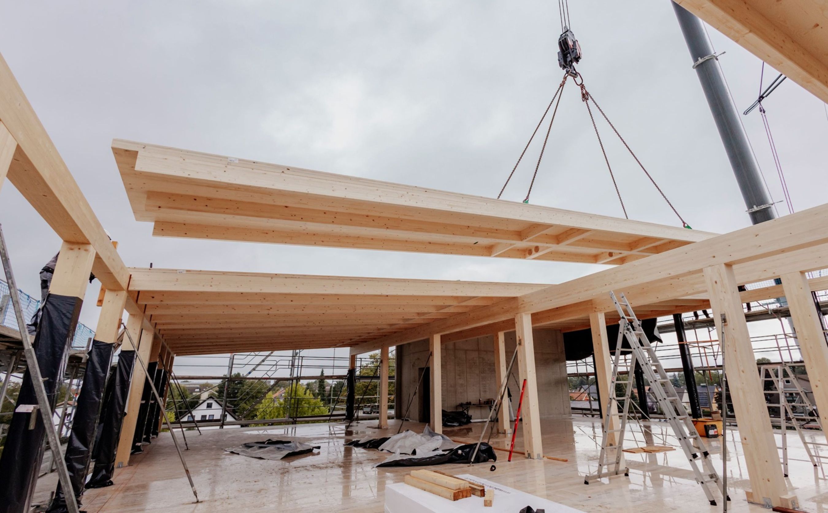 HASSLACHER Rip Panel wird mit Kran montiert