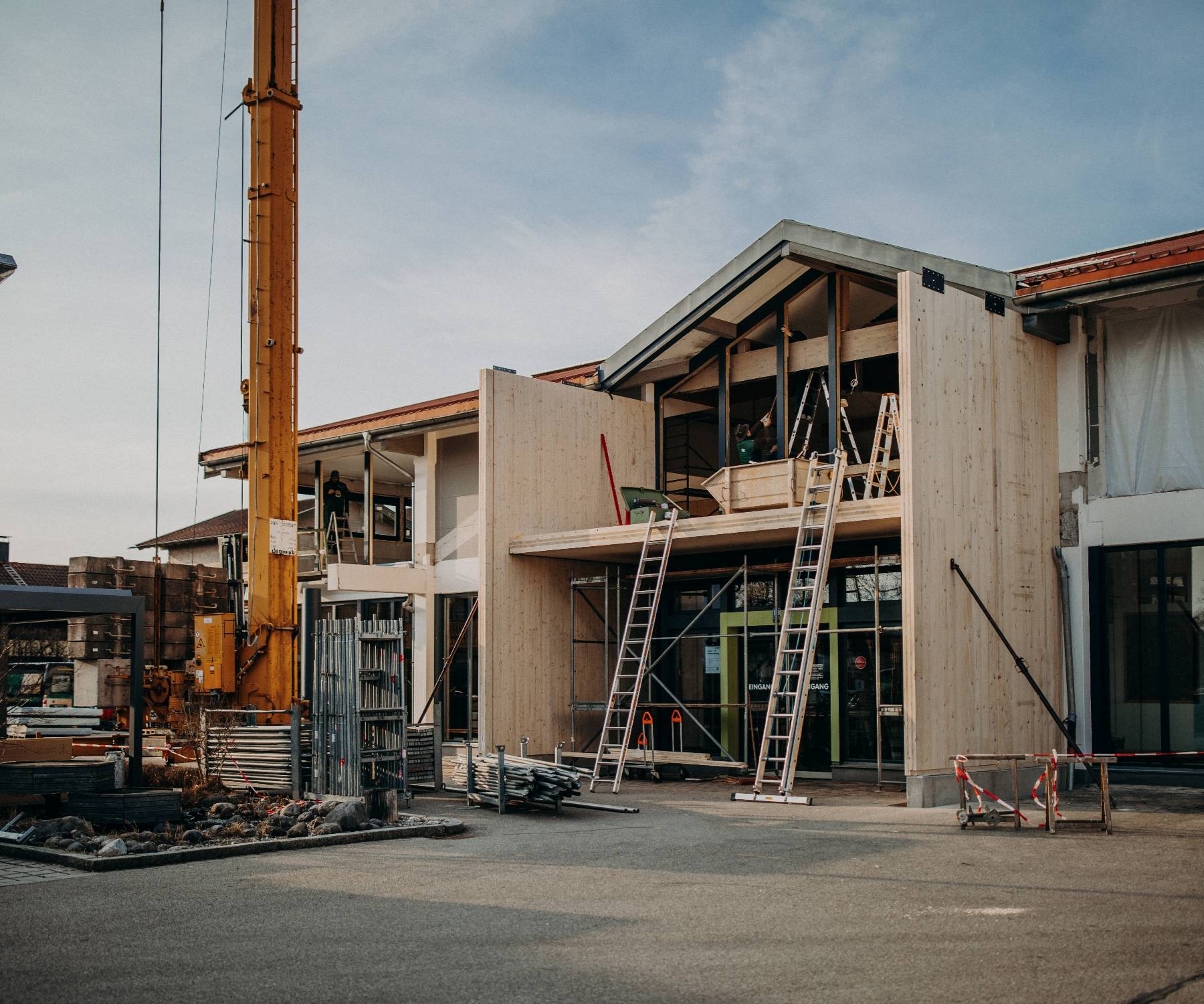 geyerholz fassade im umbau kran brettsperrholz