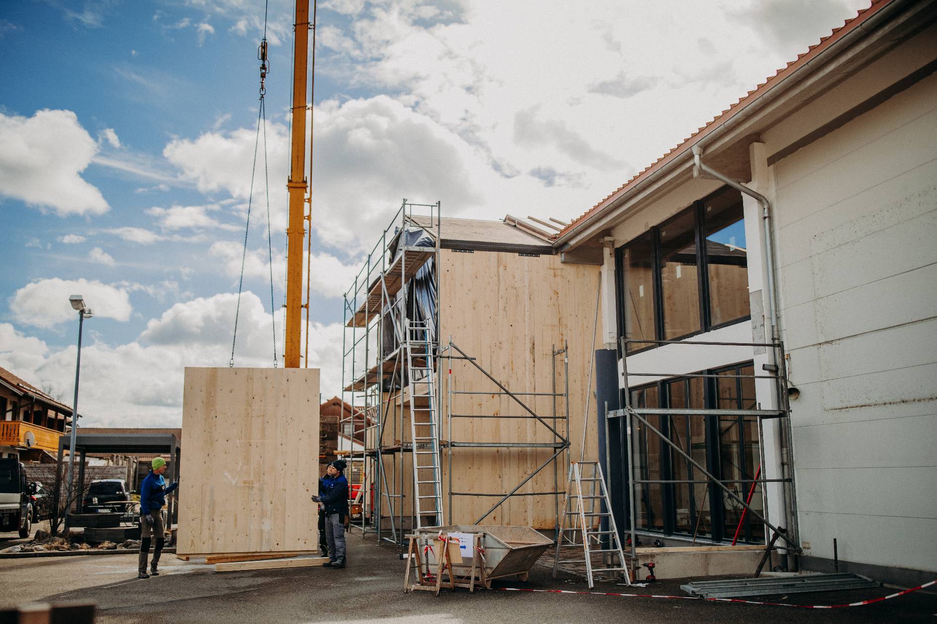 geyerholz fassade im umbau kran brettsperrholz