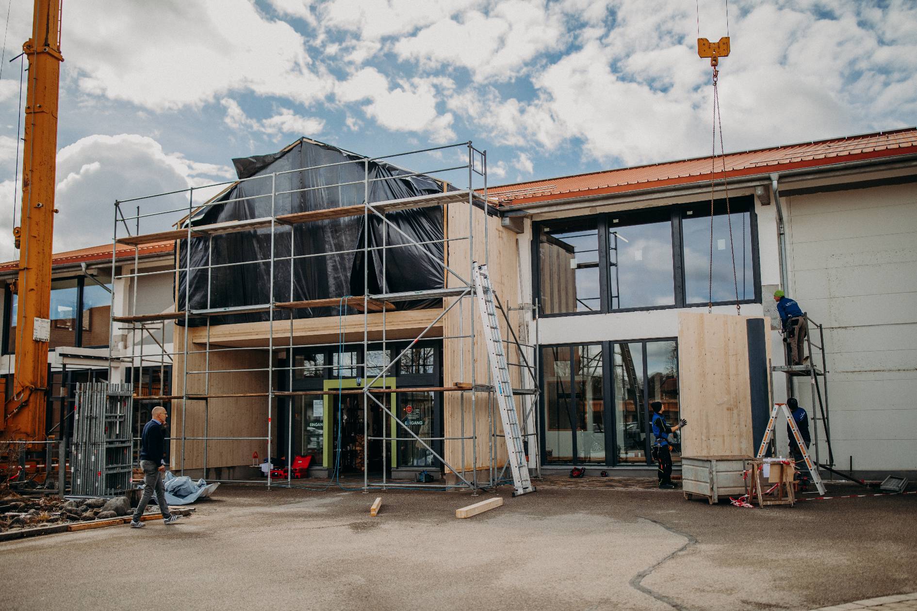 geyerholz fassade im umbau kran brettsperrholz