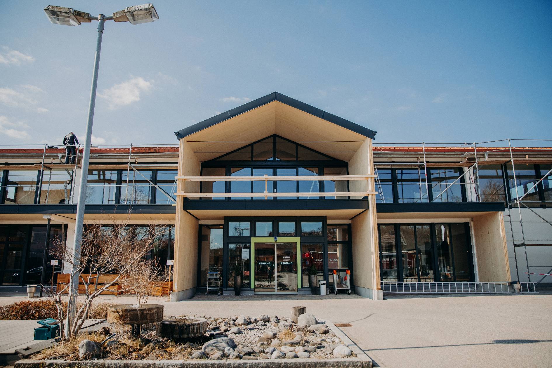 geyerholz fassade im umbau kran brettsperrholz