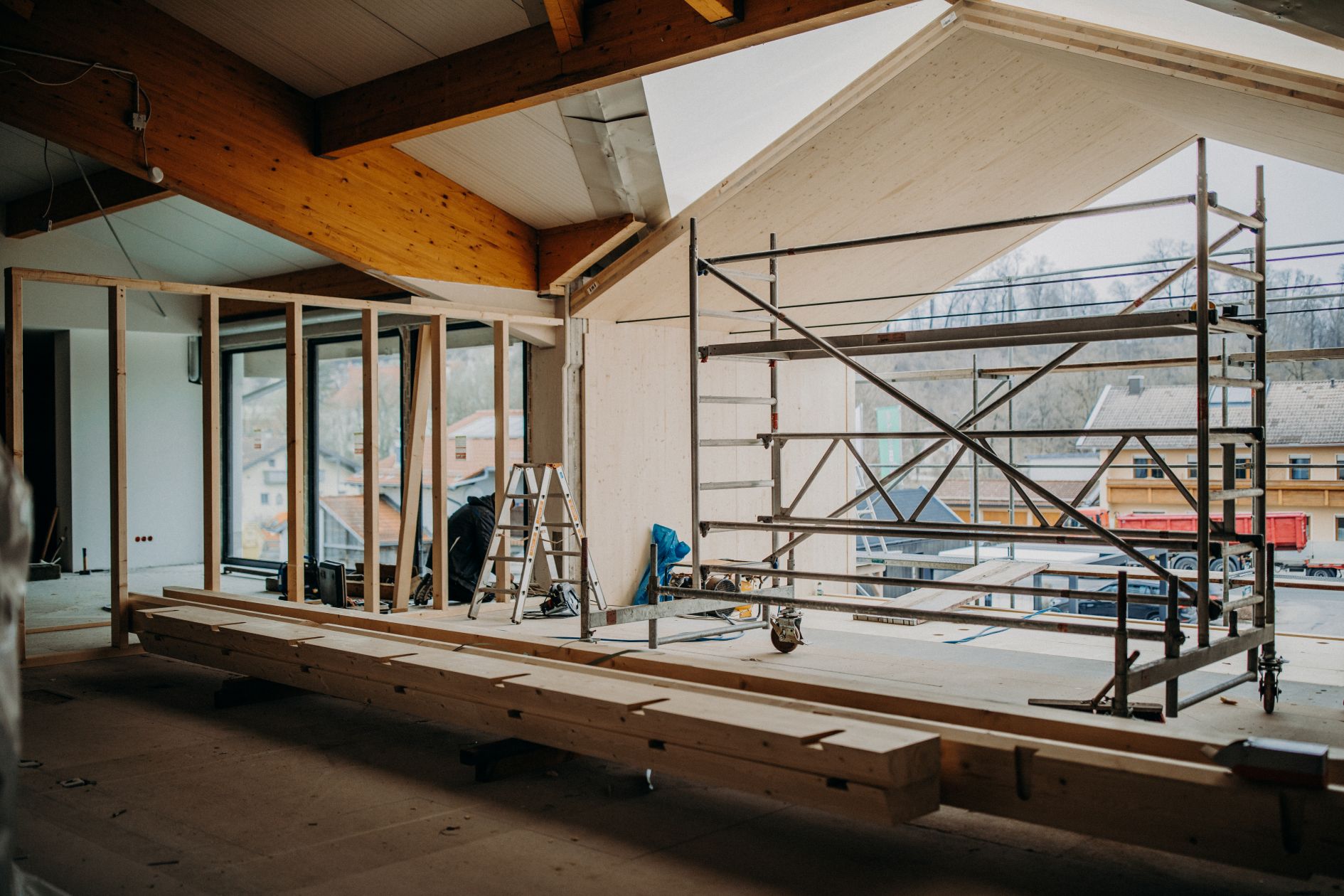 geyerholz fassade im umbau kran brettsperrholz