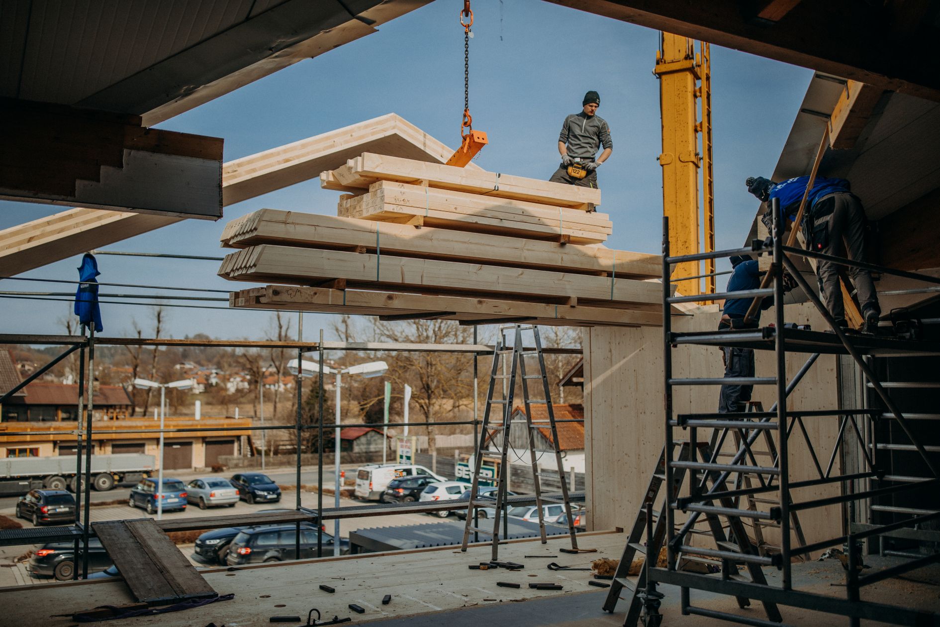 geyerholz fassade im umbau kran brettsperrholz