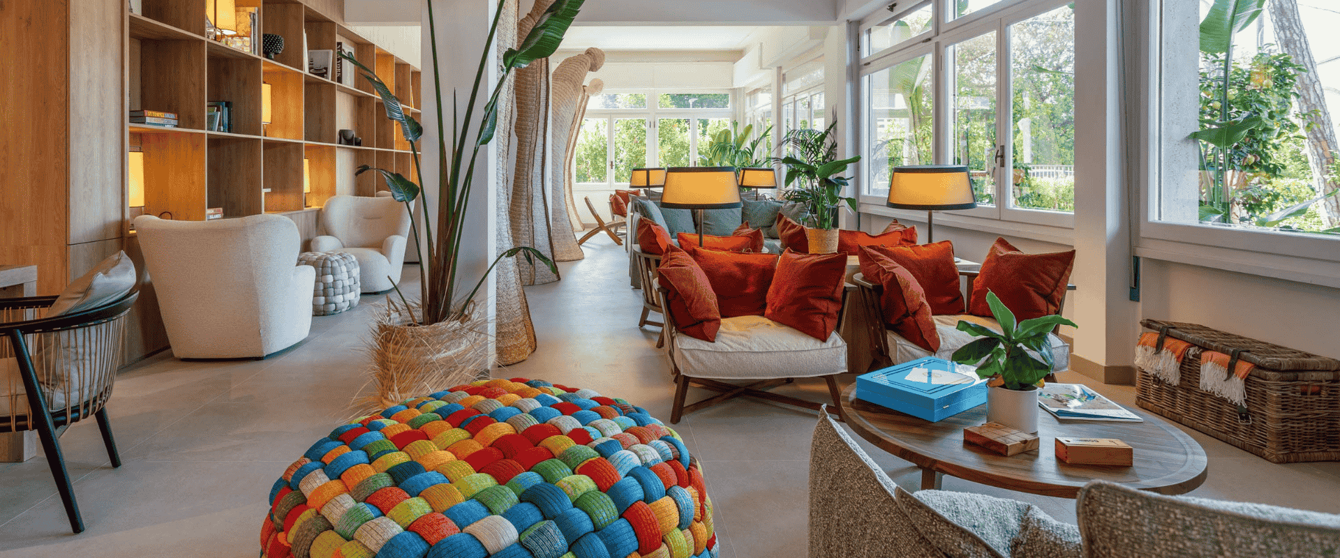 Moderna area salotto nella hall con vista sul giardino.