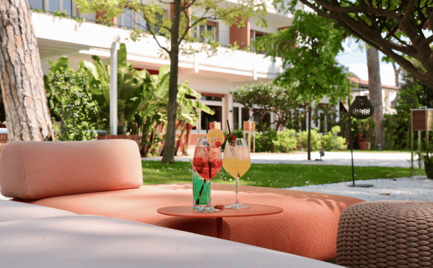 Elegante terrazza esterna con arredi di design e cocktail presso La Serena Hotel Forte dei Marmi per un soggiorno di lusso.